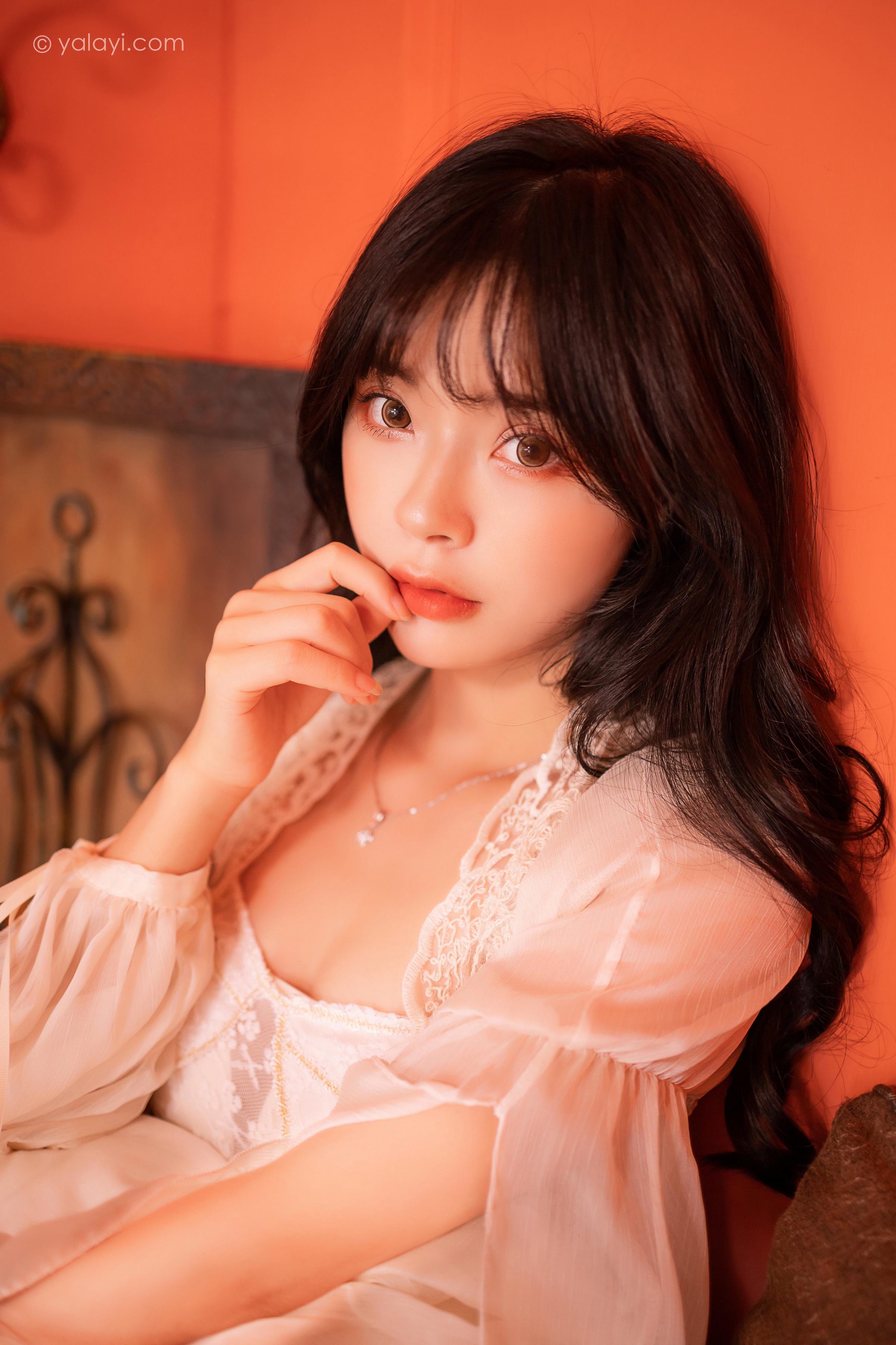 [YALAYI雅拉伊]2023.02.04 香浓的诱惑 程小蝶 白色透视披肩裙加蕾丝抹胸连衣裙性感写真集第7张
