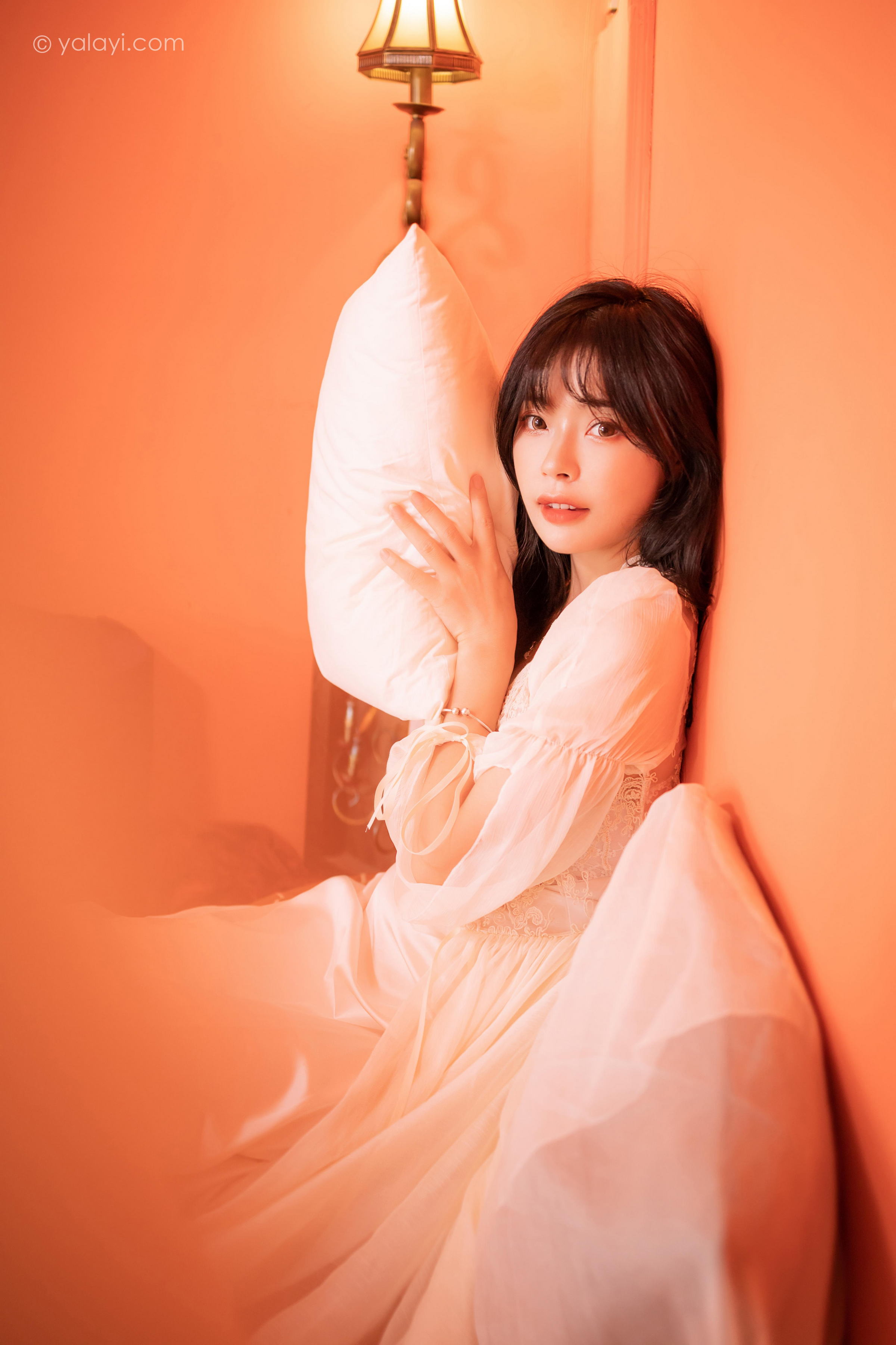 [YALAYI雅拉伊]2023.02.04 香浓的诱惑 程小蝶 白色透视披肩裙加蕾丝抹胸连衣裙性感写真集第9张