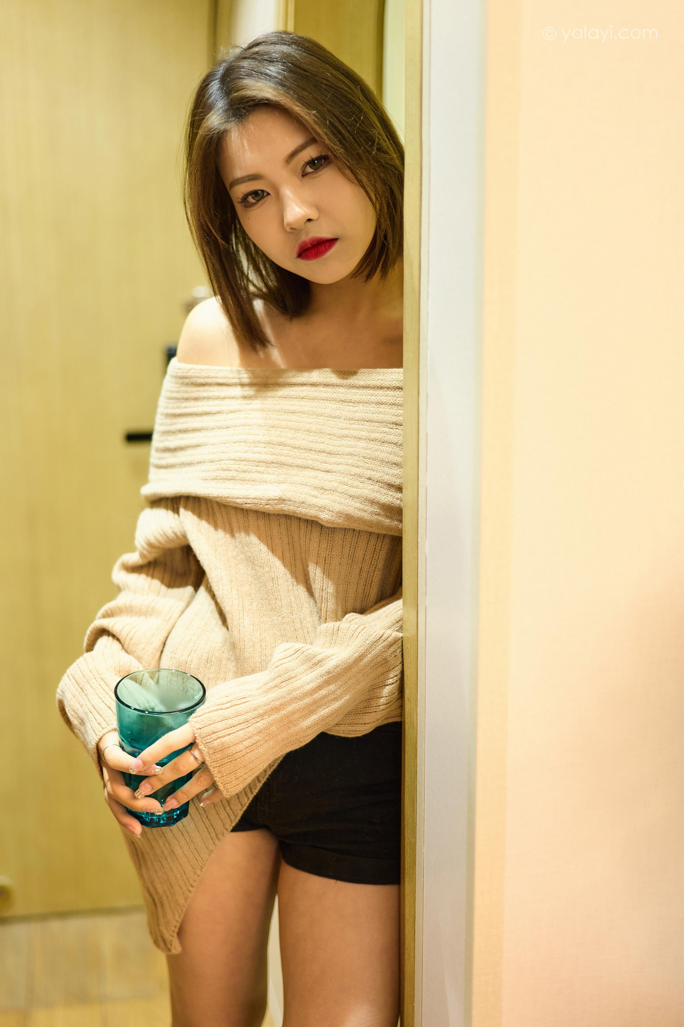 [YALAYI雅拉伊]2023.02.06 曼妙的身姿 悦儿 米色抹胸裙加黑色短裤性感私房写真集第4张