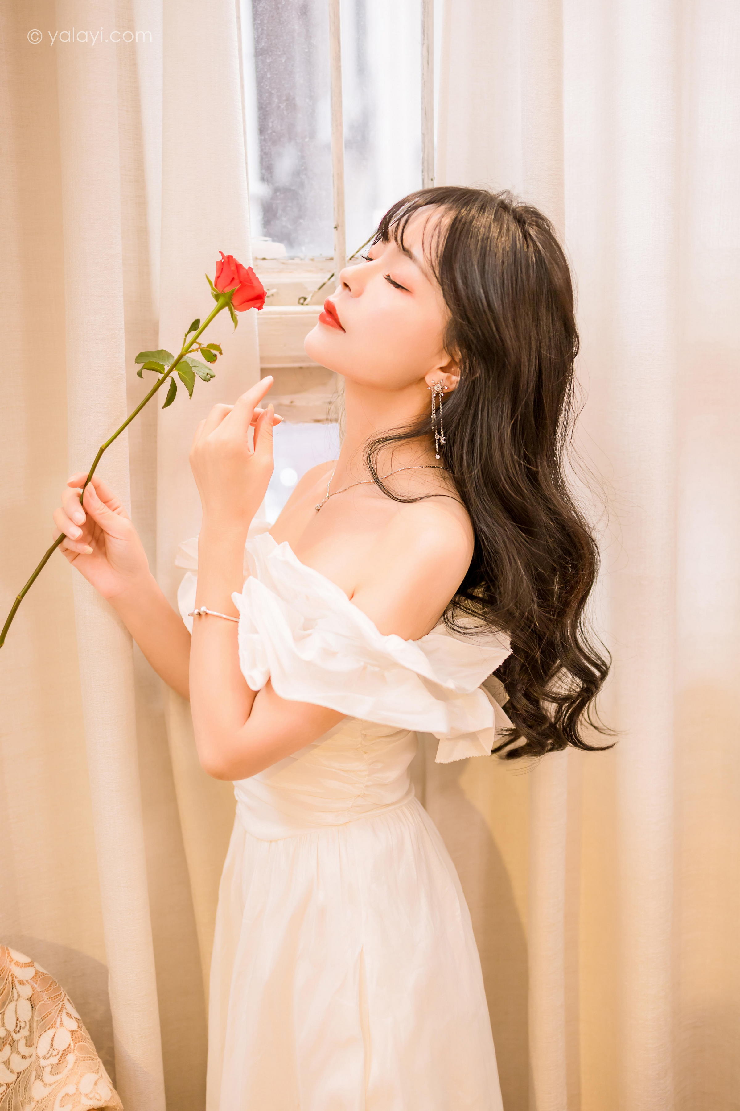 [YALAYI雅拉伊]2023.02.17 你是我的情人 程小蝶 白色抹胸连衣裙居家性感写真集第4张