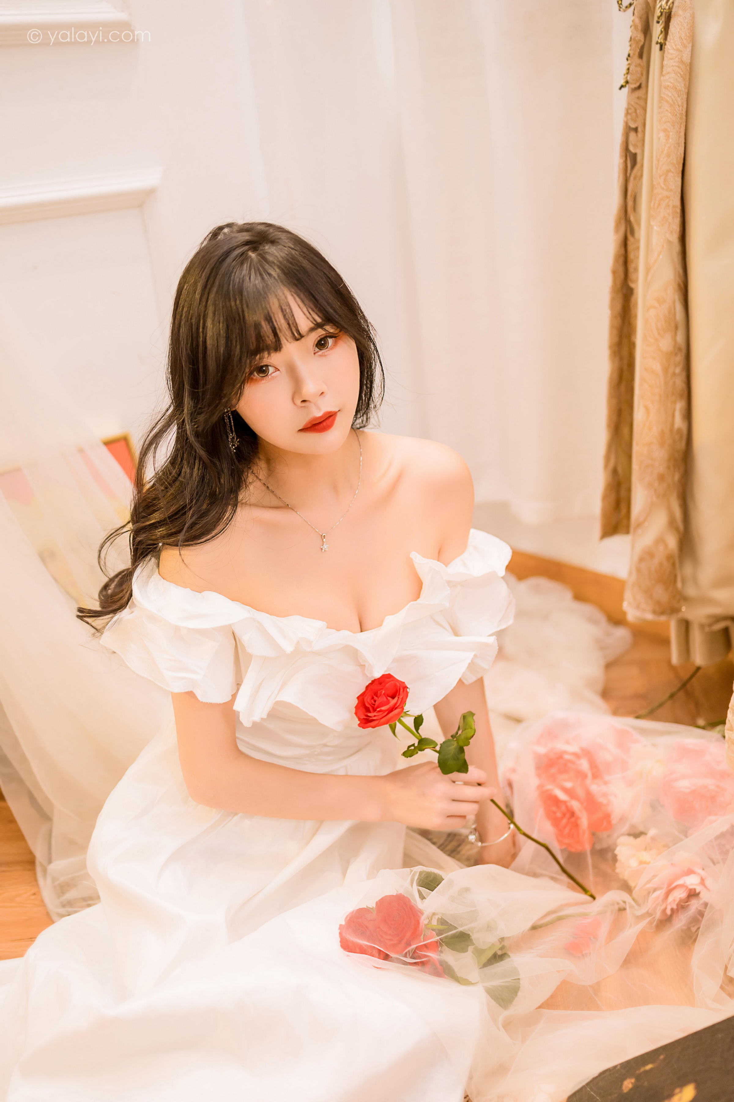 [YALAYI雅拉伊]2023.02.17 你是我的情人 程小蝶 白色抹胸连衣裙居家性感写真集第7张