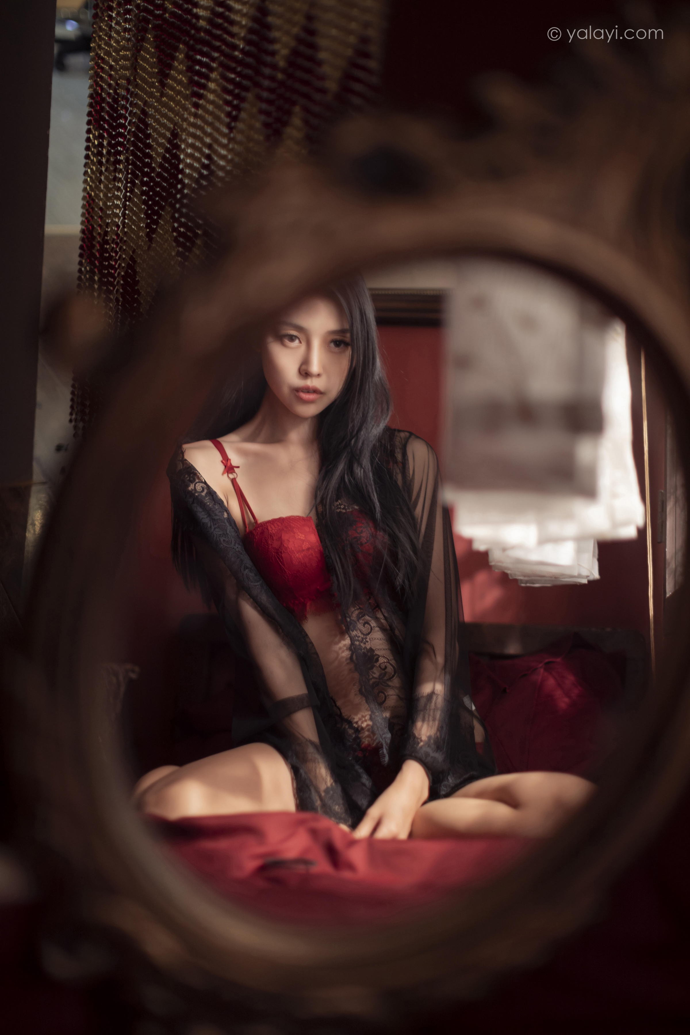 [YALAYI雅拉伊]2023.02.17 一抹红色 图雅 黑色透视睡衣加红色蕾丝内衣性感私房写真集第7张