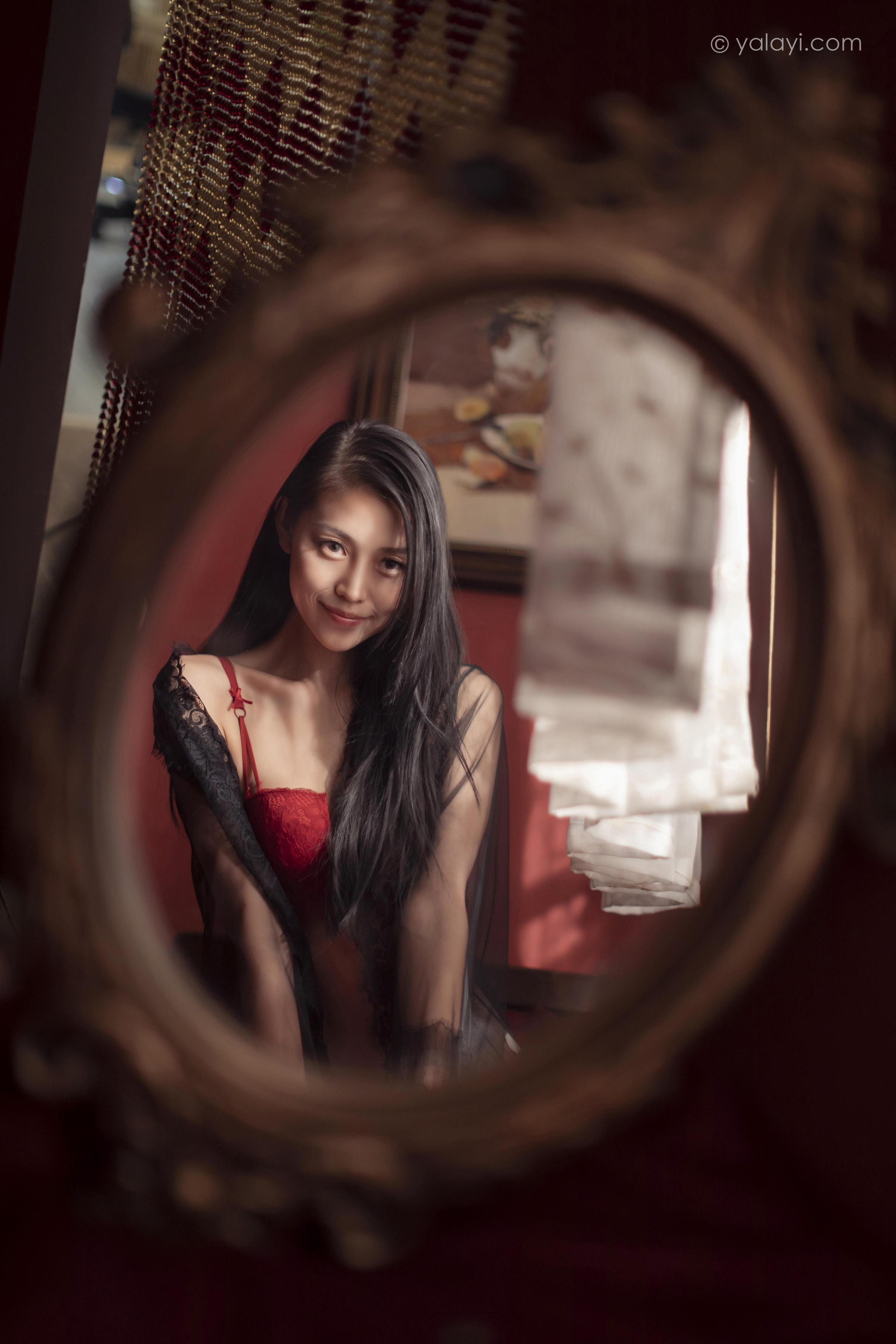 [YALAYI雅拉伊]2023.02.17 一抹红色 图雅 黑色透视睡衣加红色蕾丝内衣性感私房写真集第8张