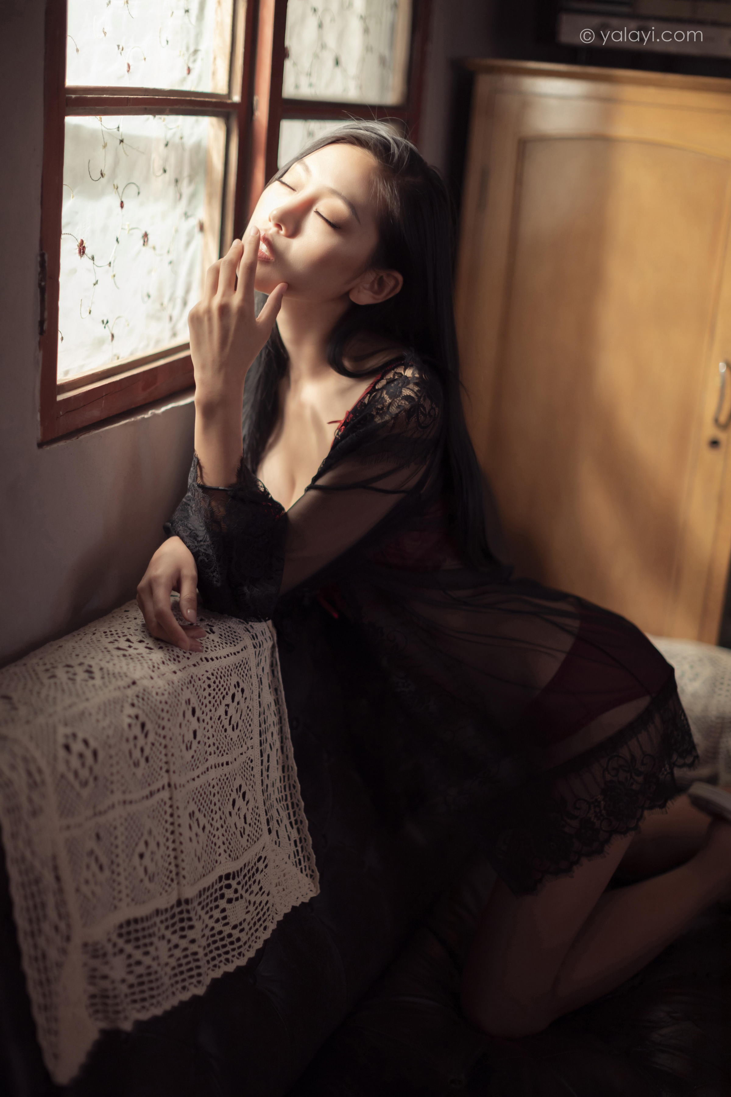 [YALAYI雅拉伊]2023.02.17 一抹红色 图雅 黑色透视睡衣加红色蕾丝内衣性感私房写真集第12张