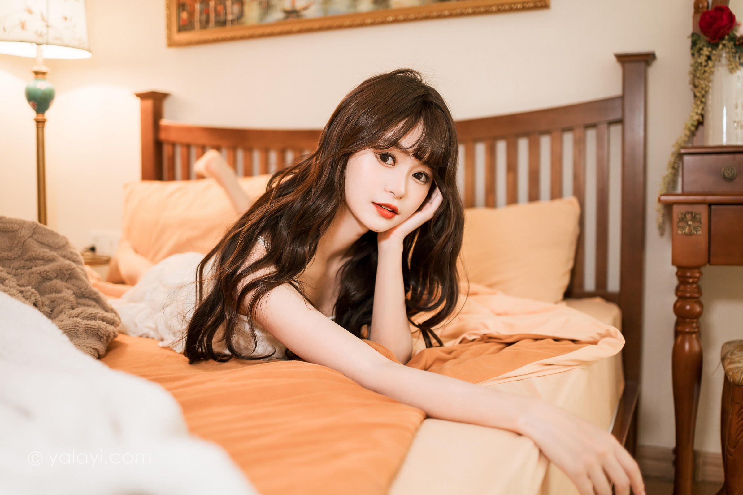 [YALAYI雅拉伊]2023.03.06 早安 小亭 白色吊带蕾丝睡衣裙加肉丝美腿性感私房写真集第4张