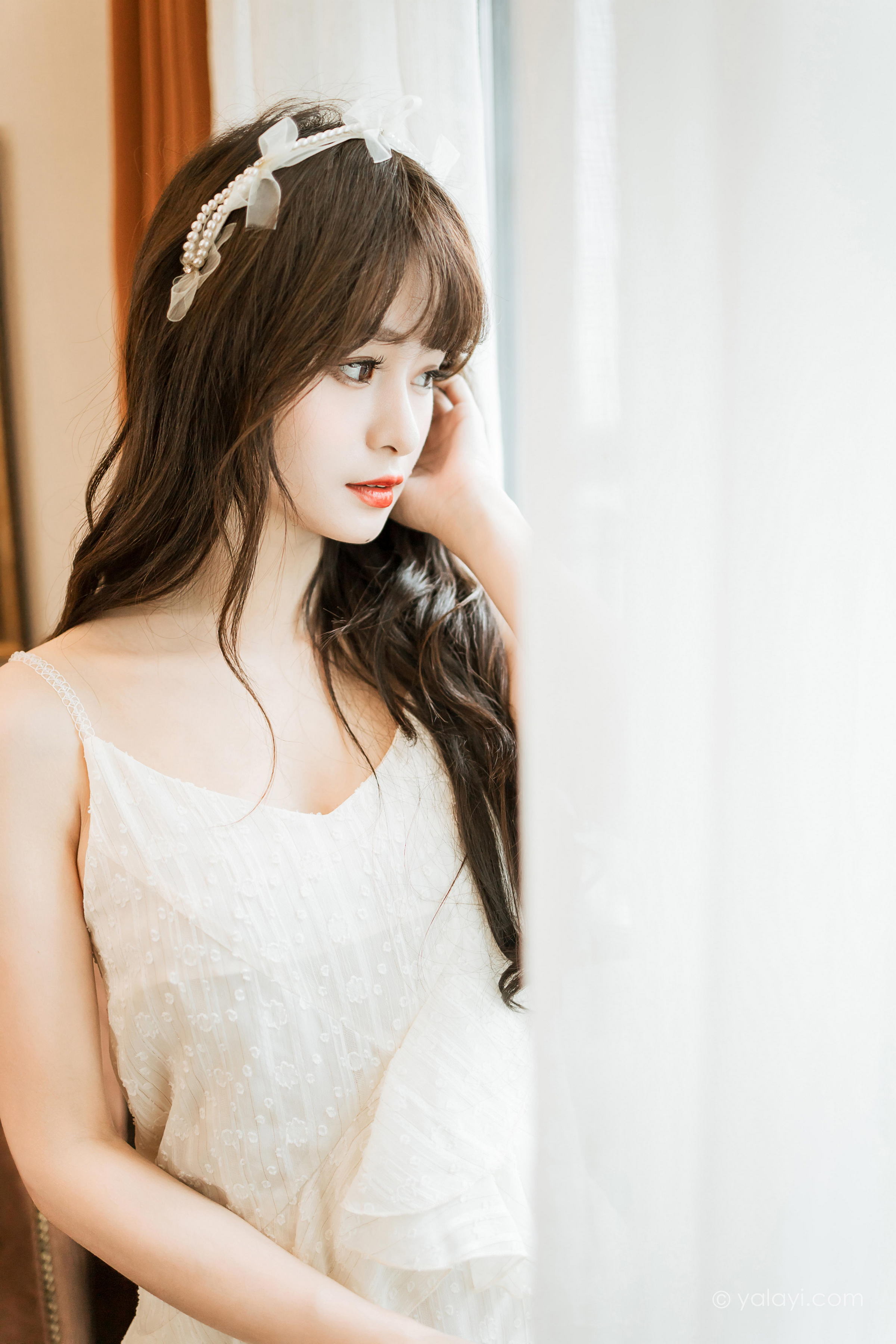 [YALAYI雅拉伊]2023.03.06 早安 小亭 白色吊带蕾丝睡衣裙加肉丝美腿性感私房写真集第12张