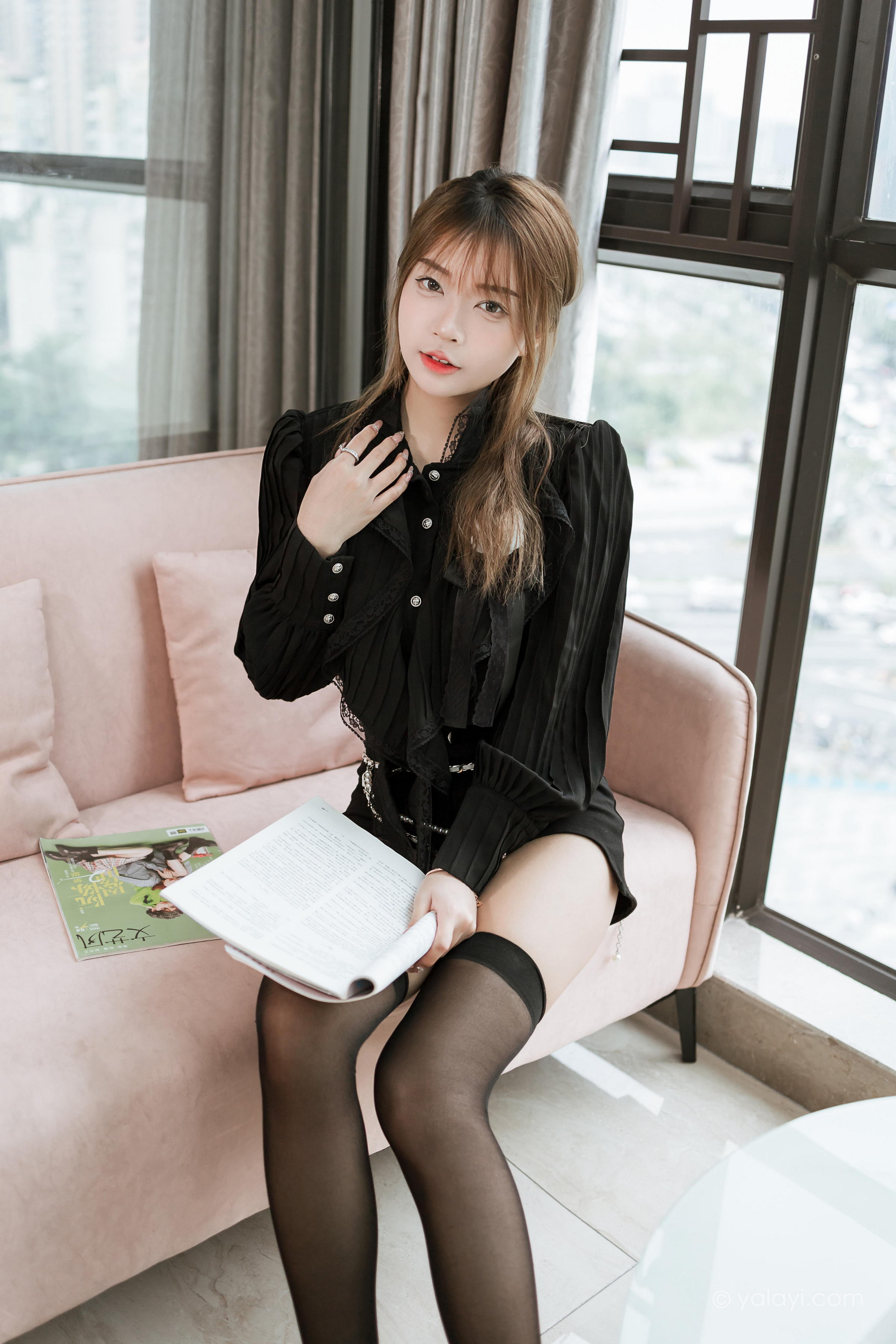 [YALAYI雅拉伊]2023.03.10 纯与欲 阿禾 黑色短裤加黑丝美腿性感私房写真集第2张