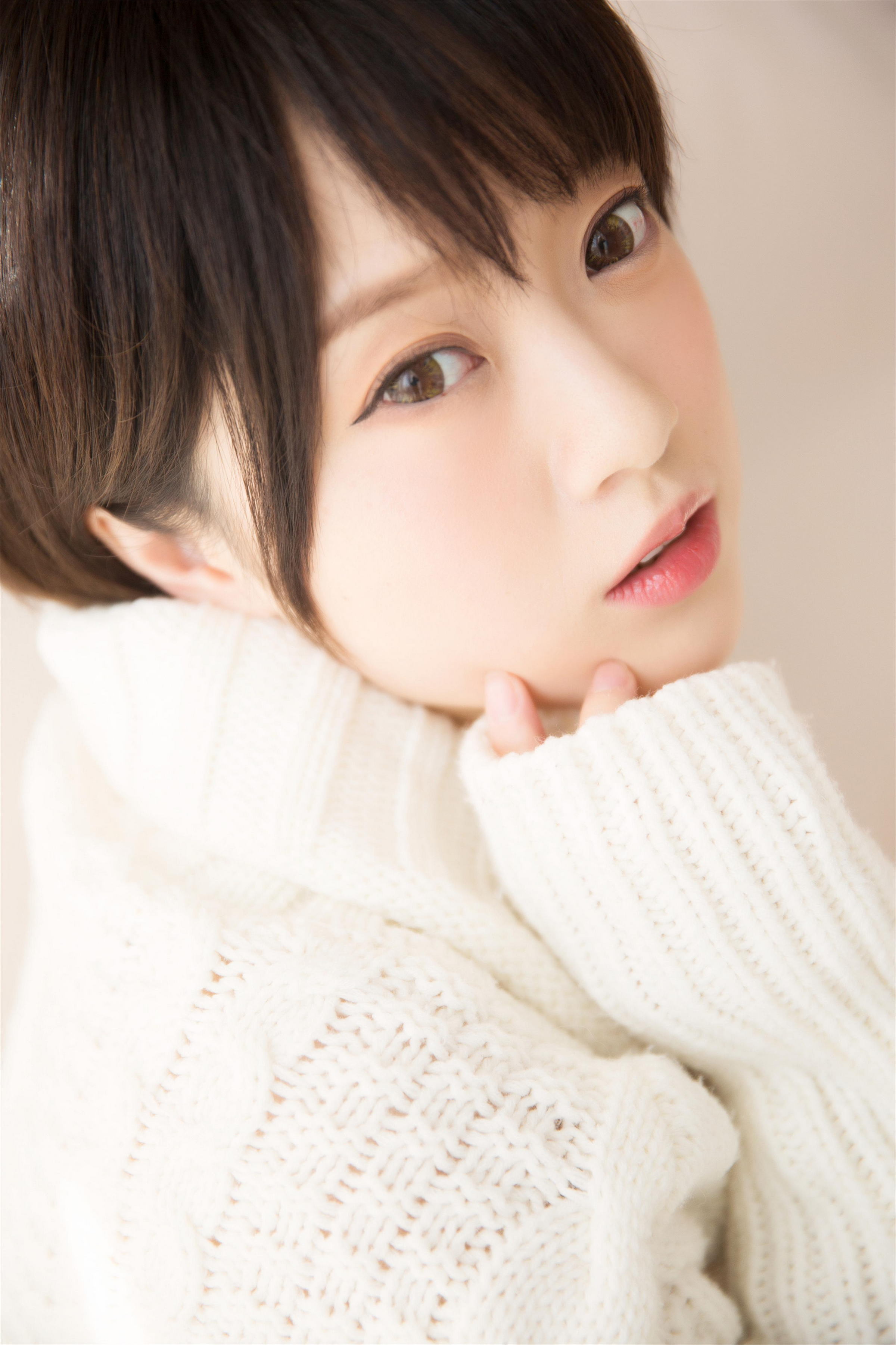 [YALAYI雅拉伊]2023.03.10 清新小女生 白色连身毛衣居家私房写真集第2张