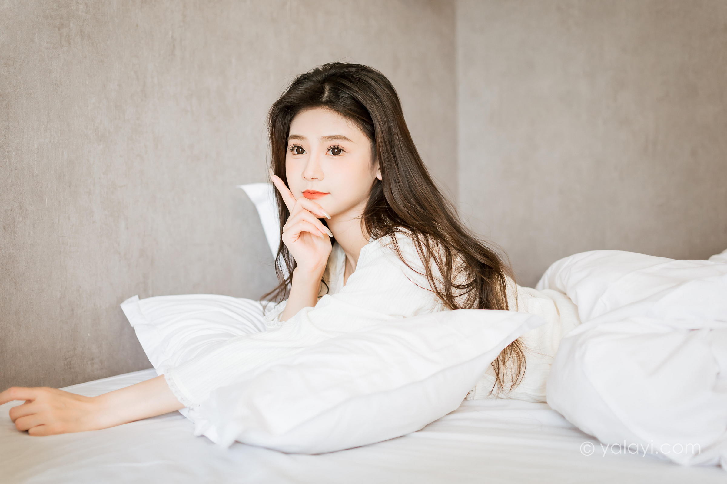 [YALAYI雅拉伊]2023.03.27 超甜小日常 若婷 白色衬衫与吊带背心加短裤清纯写真集第5张