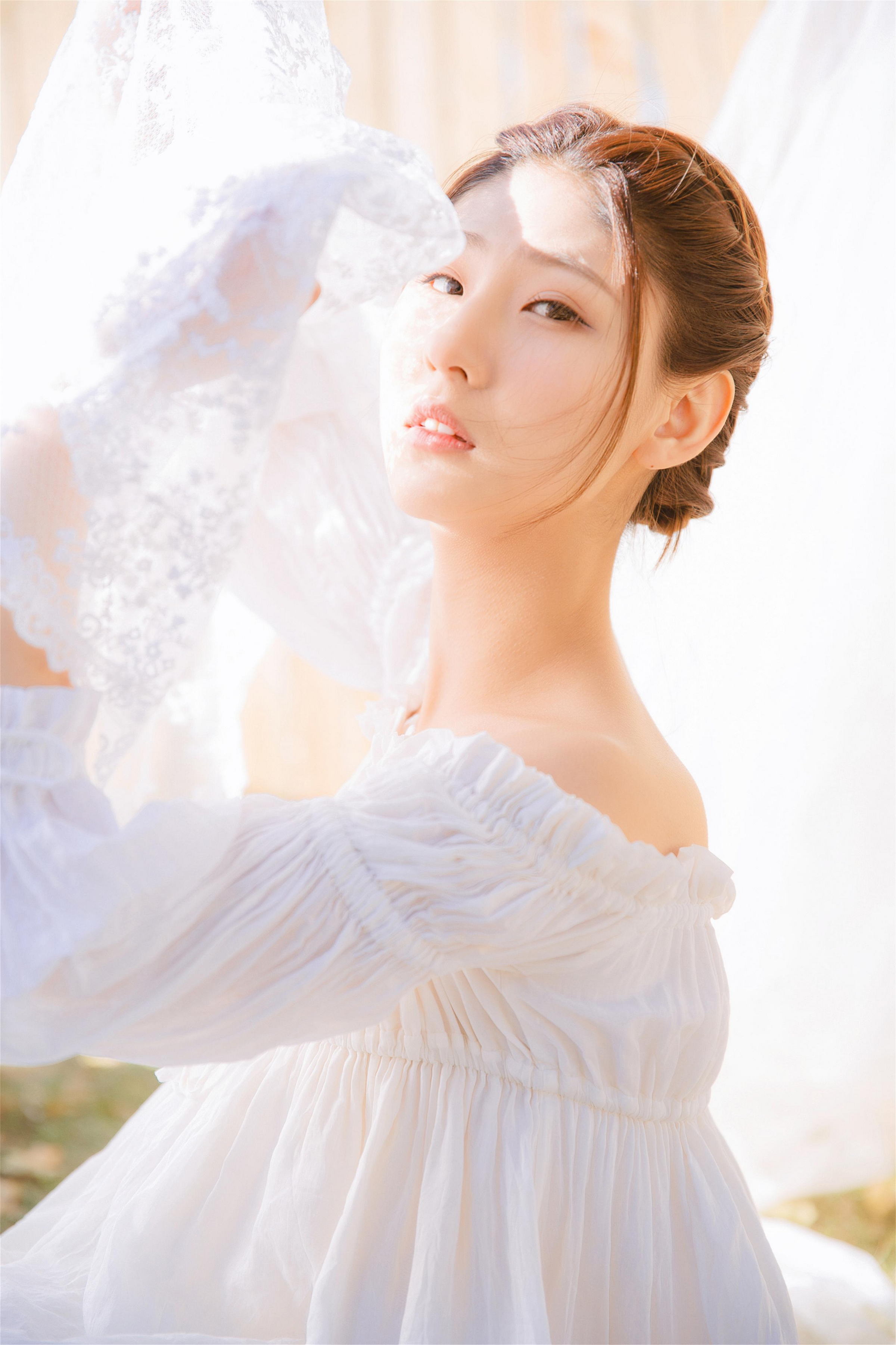 [YALAYI雅拉伊]2023.03.29 清新少女 白色抹胸连衣裙与透视制服裙性感私房写真集第4张