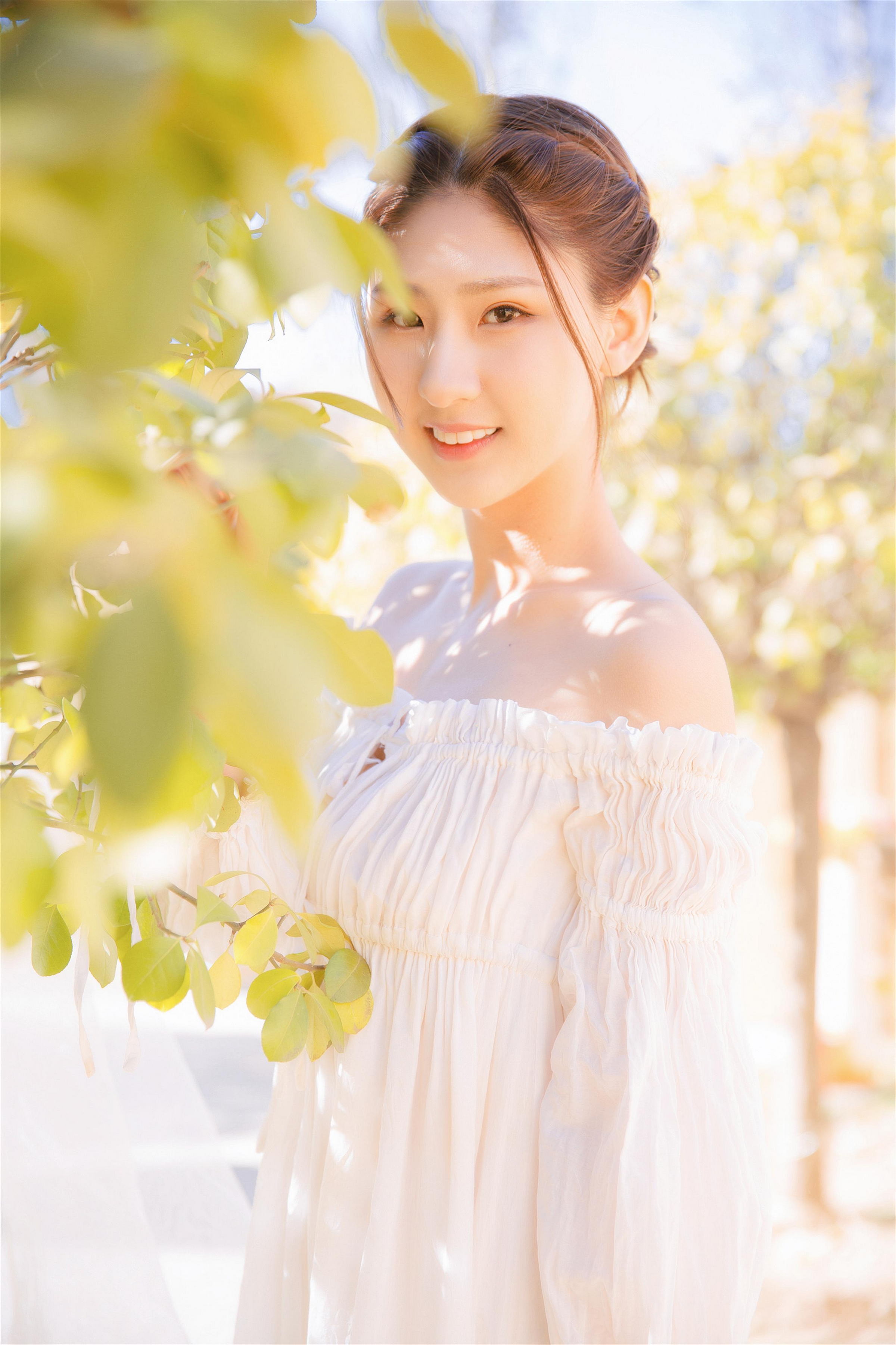 [YALAYI雅拉伊]2023.03.29 清新少女 白色抹胸连衣裙与透视制服裙性感私房写真集第6张