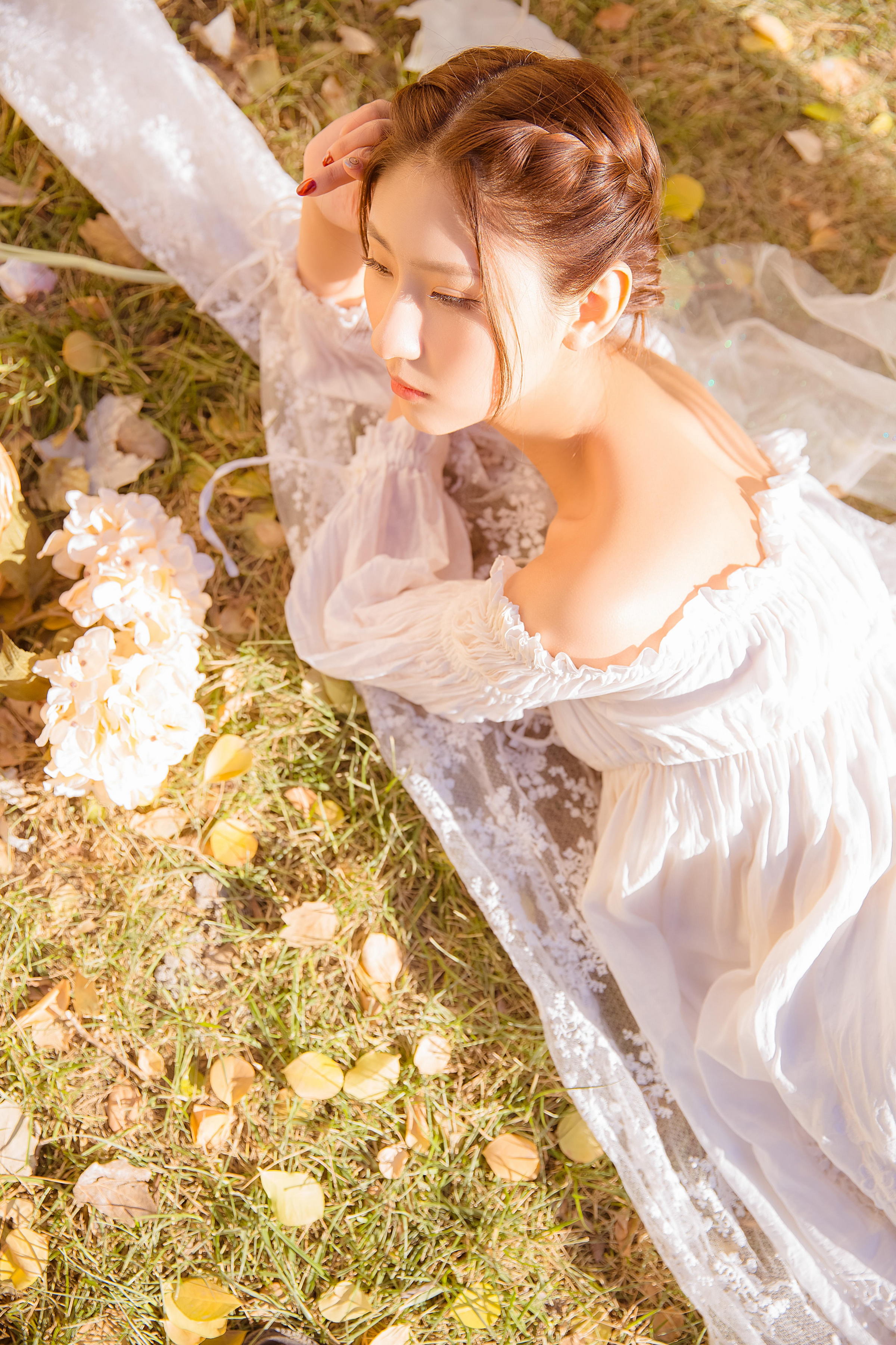 [YALAYI雅拉伊]2023.03.29 清新少女 白色抹胸连衣裙与透视制服裙性感私房写真集第6张