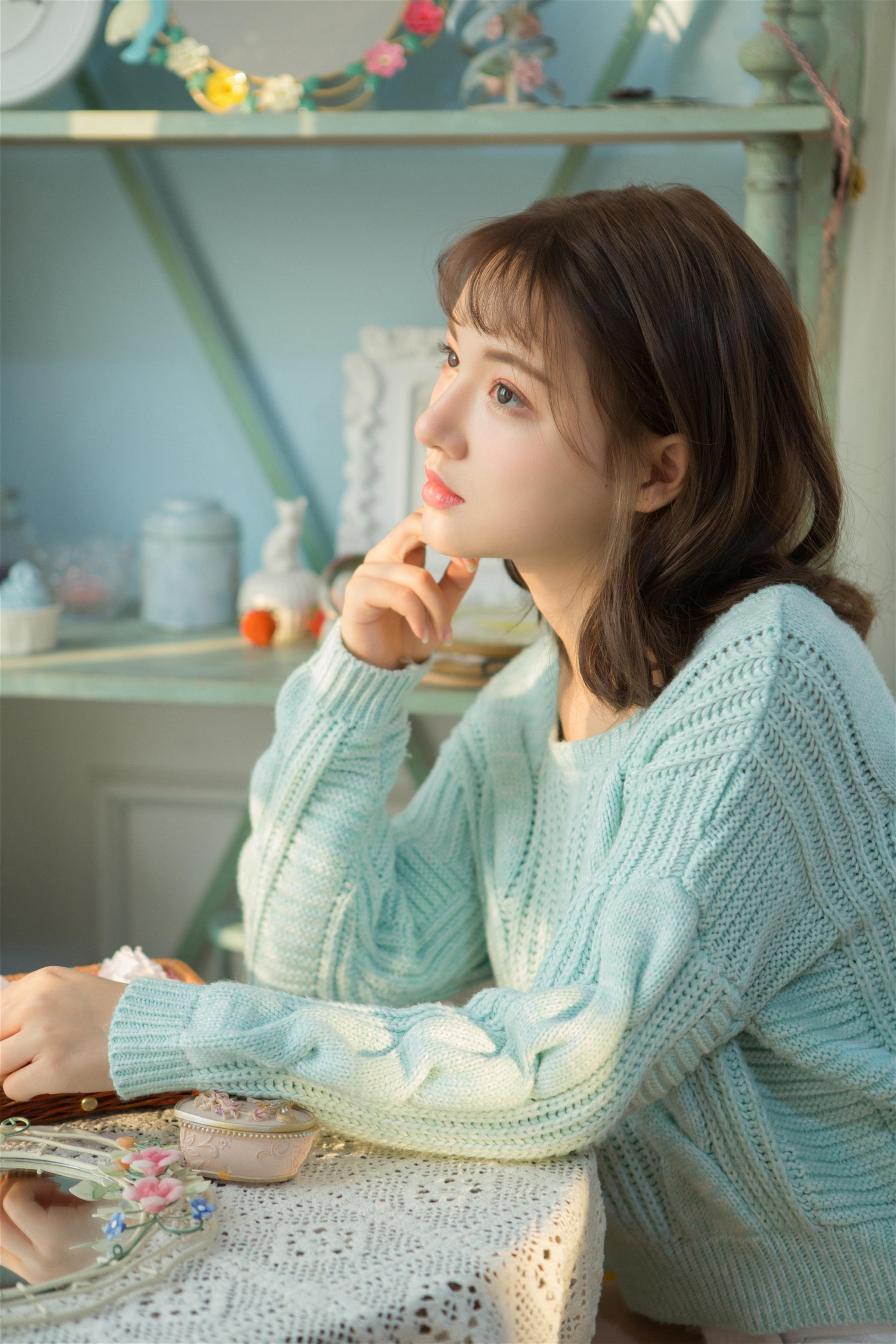 [YALAYI雅拉伊]2023.04.05 时光如沙 清纯少女镂空毛衣加白色短裤居家私房写真集第1张