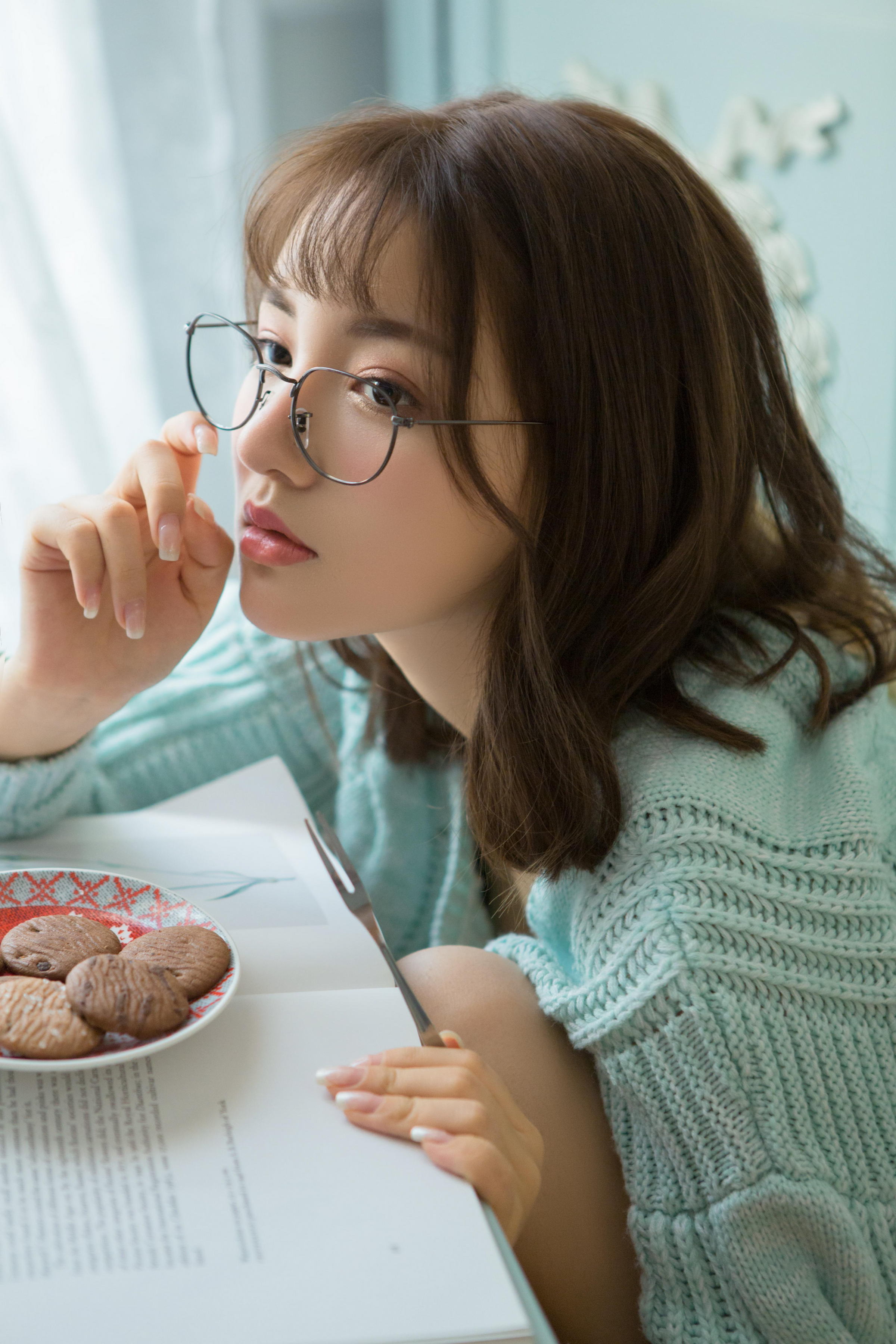 [YALAYI雅拉伊]2023.04.05 时光如沙 清纯少女镂空毛衣加白色短裤居家私房写真集第7张