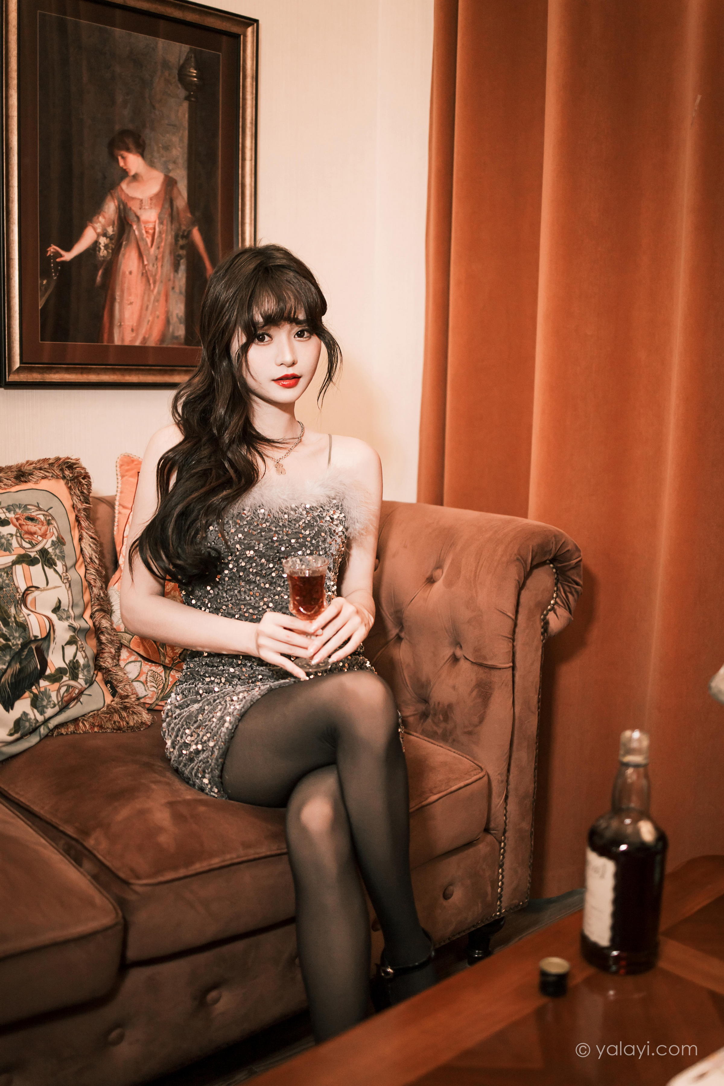 [YALAYI雅拉伊]2023.04.07 优雅的小黑裙 小亭 灰色抹胸礼服裙加黑丝美腿性感私房写真集第1张
