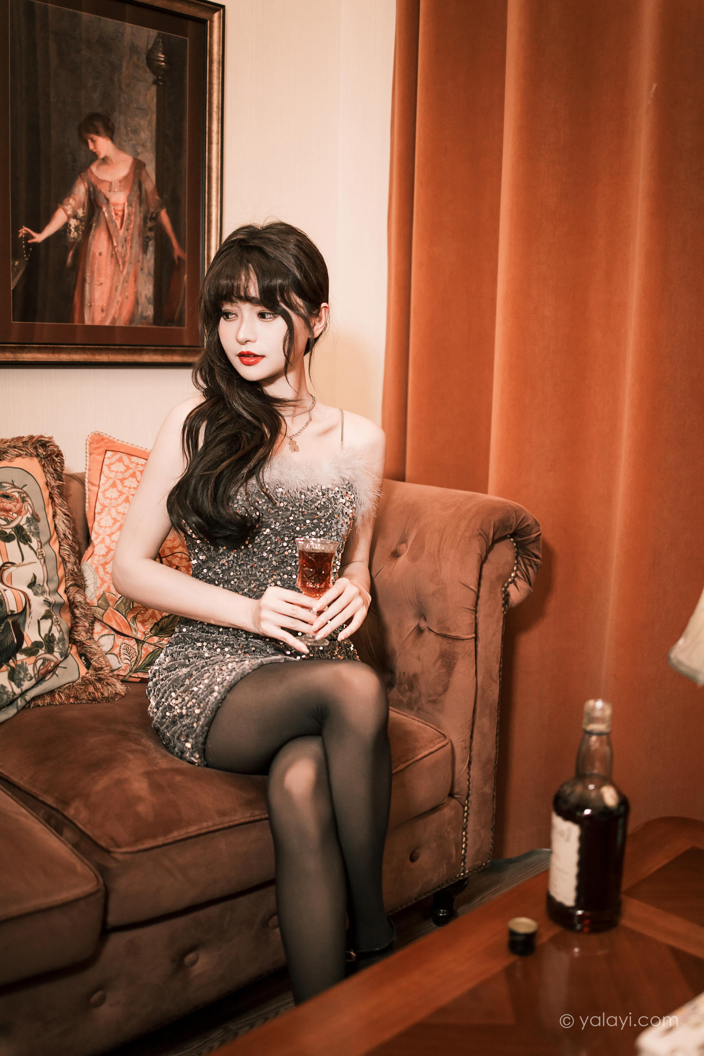 [YALAYI雅拉伊]2023.04.07 优雅的小黑裙 小亭 灰色抹胸礼服裙加黑丝美腿性感私房写真集第2张