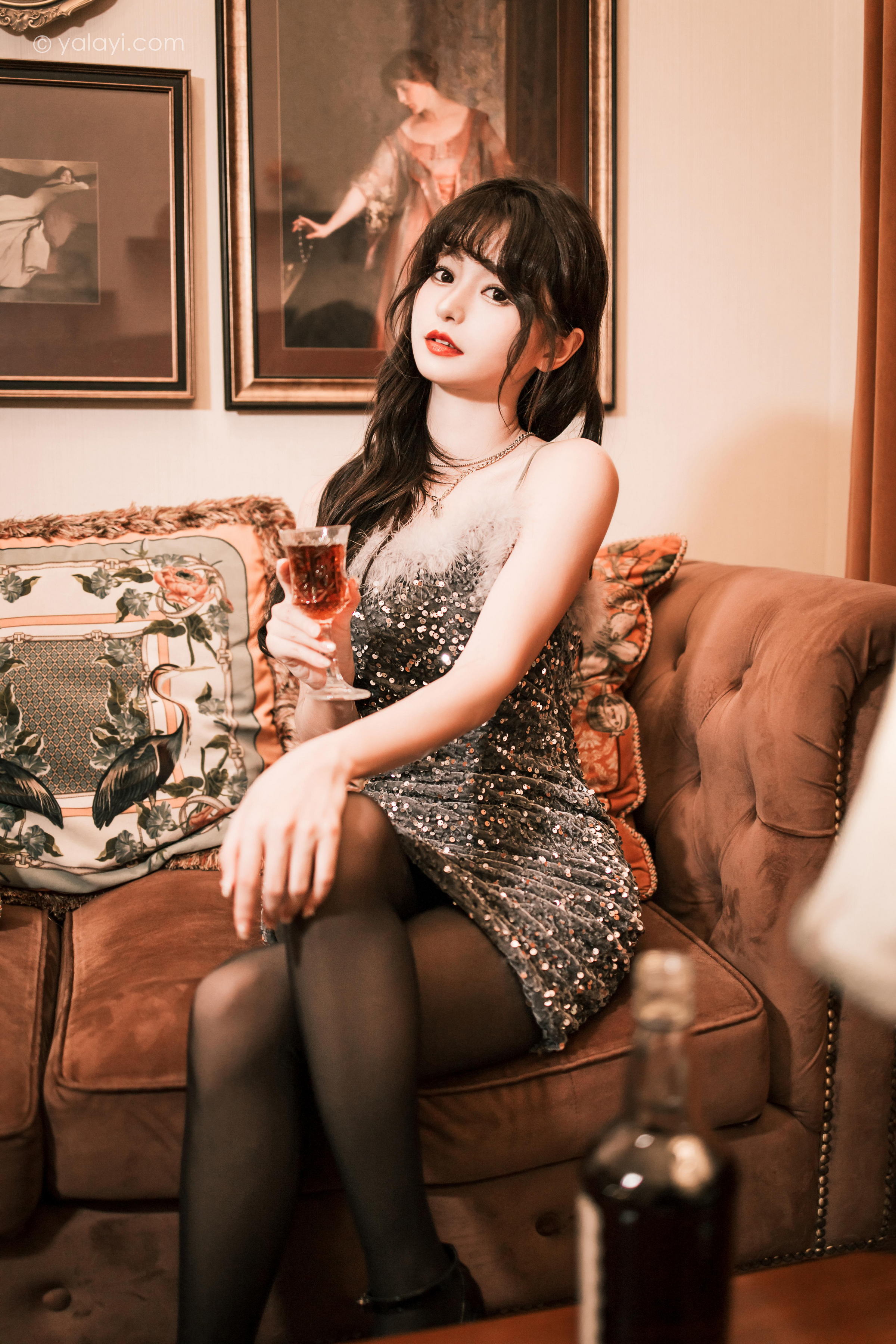 [YALAYI雅拉伊]2023.04.07 优雅的小黑裙 小亭 灰色抹胸礼服裙加黑丝美腿性感私房写真集第2张