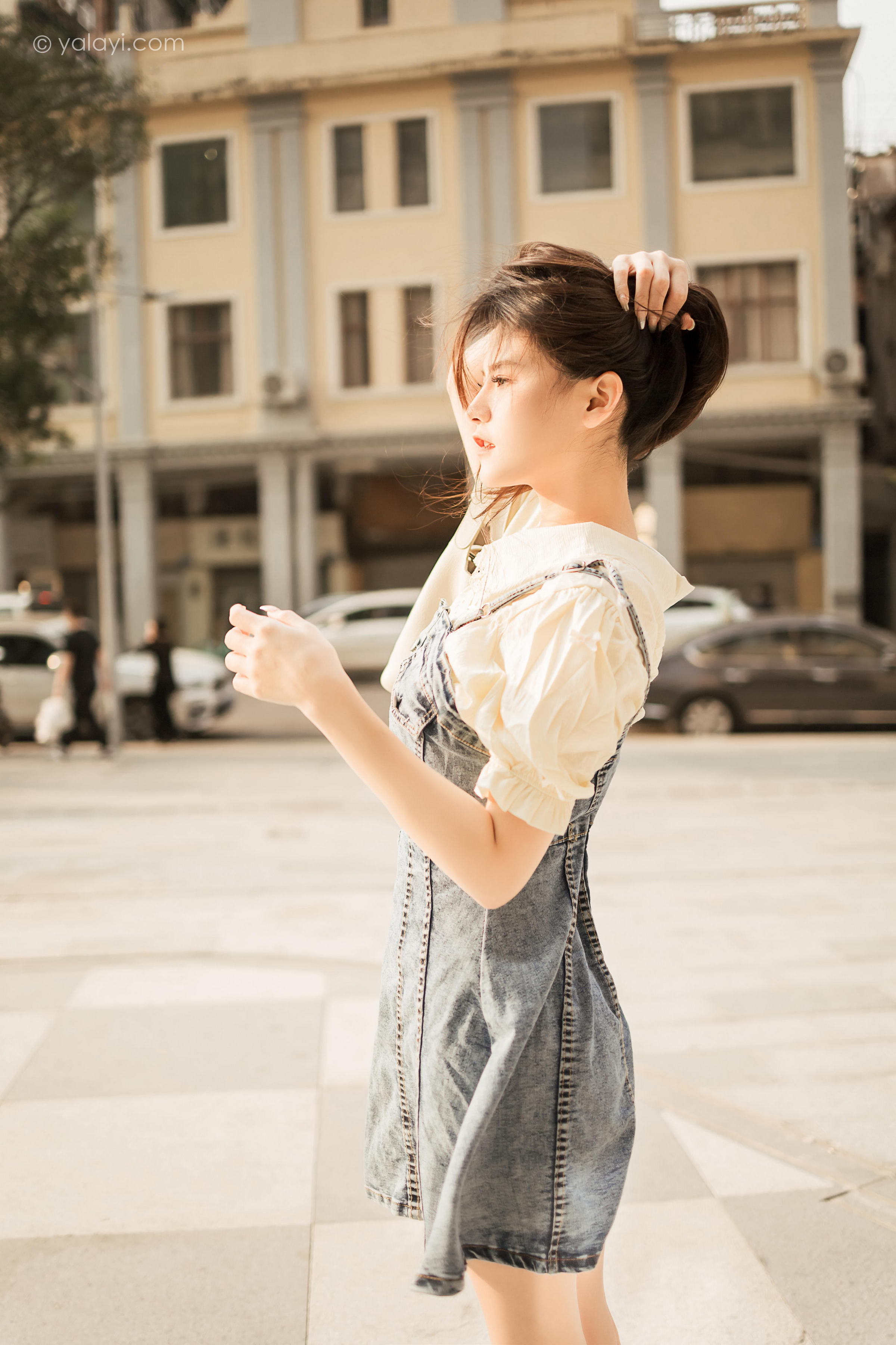 [YALAYI雅拉伊]2023.04.22 女神来我家 若婷 白色衬衫加灰色吊带牛仔裤清纯写真集第12张