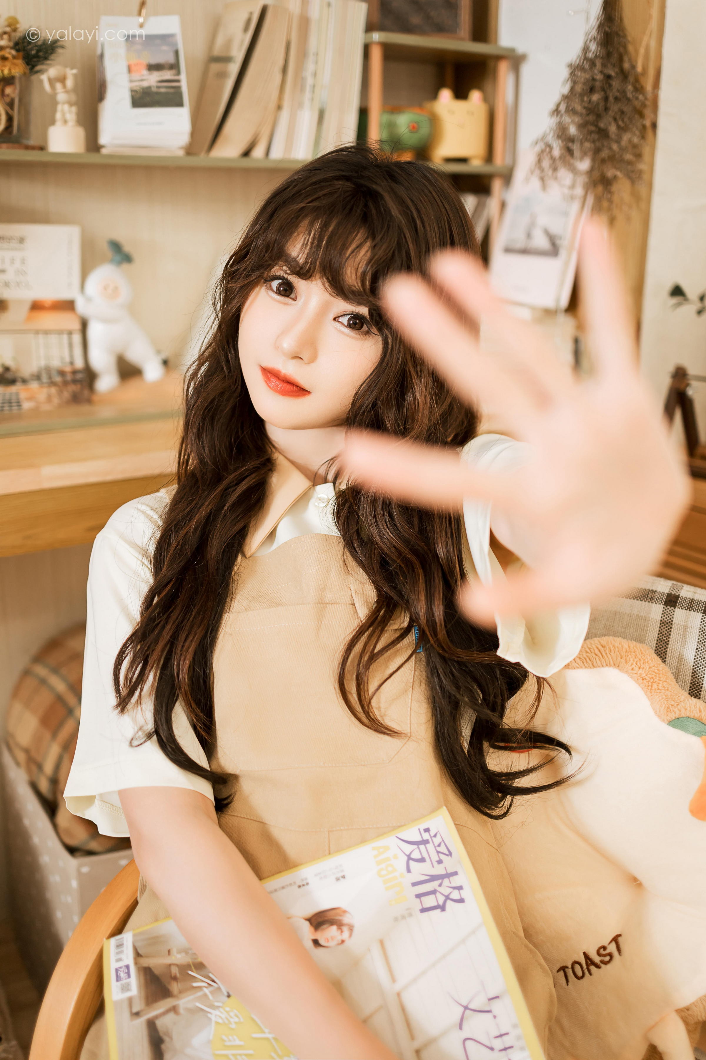 [YALAYI雅拉伊]2023.05.02 惬意的悠闲时光 小亭 白色衬衫与米色连衣裙居家清纯写真集第6张