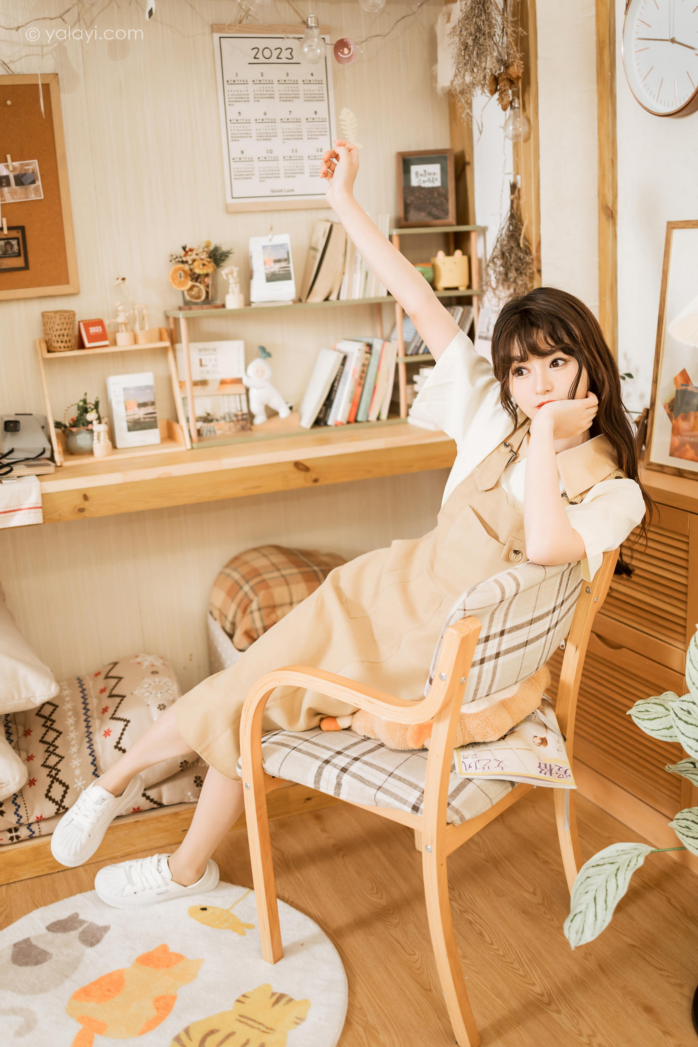 [YALAYI雅拉伊]2023.05.02 惬意的悠闲时光 小亭 白色衬衫与米色连衣裙居家清纯写真集第10张