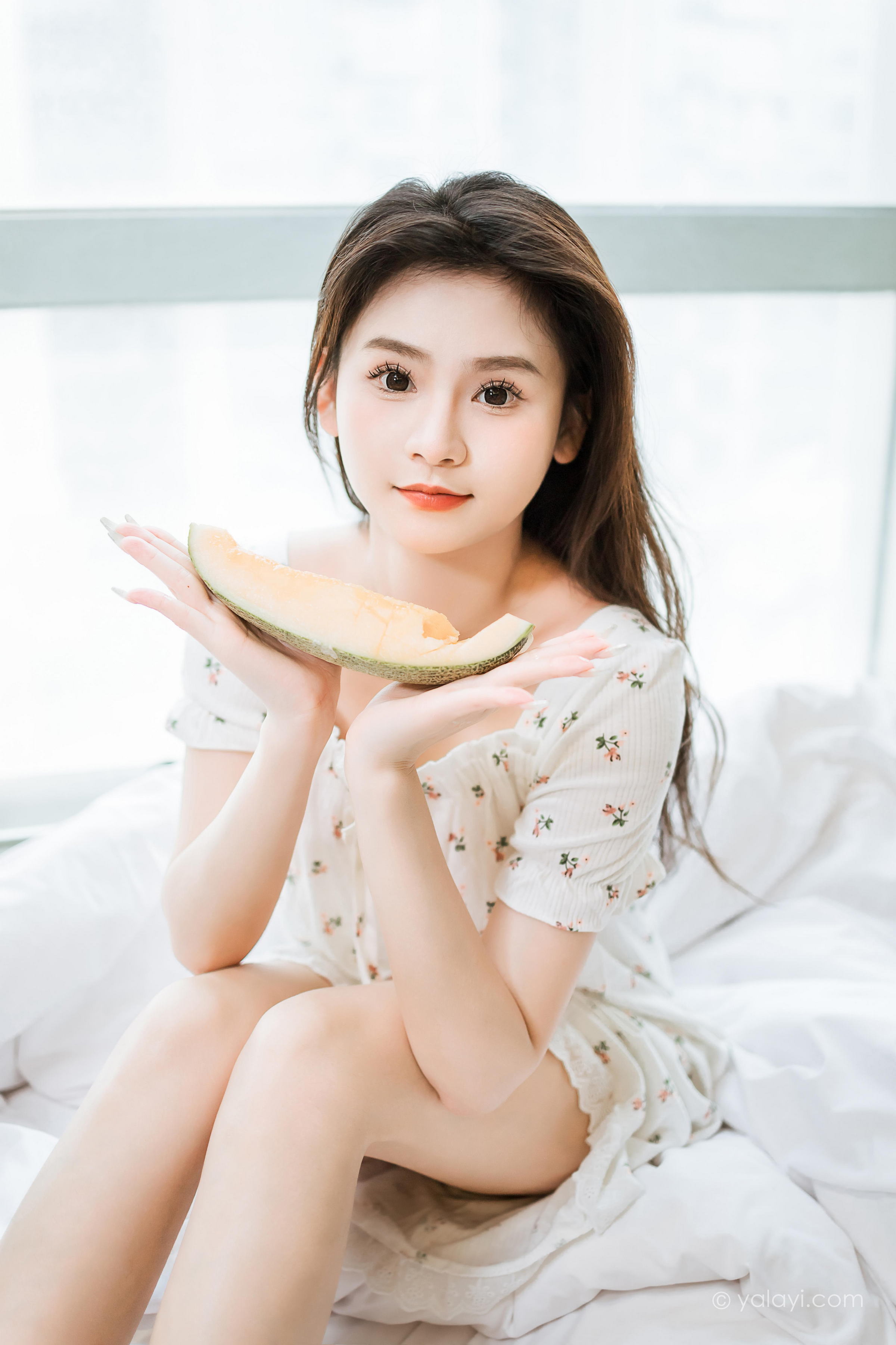 [YALAYI雅拉伊]2023.05.05 请你吃瓜 若婷 白色连衣裙加白色围裙性感私房写真集第9张