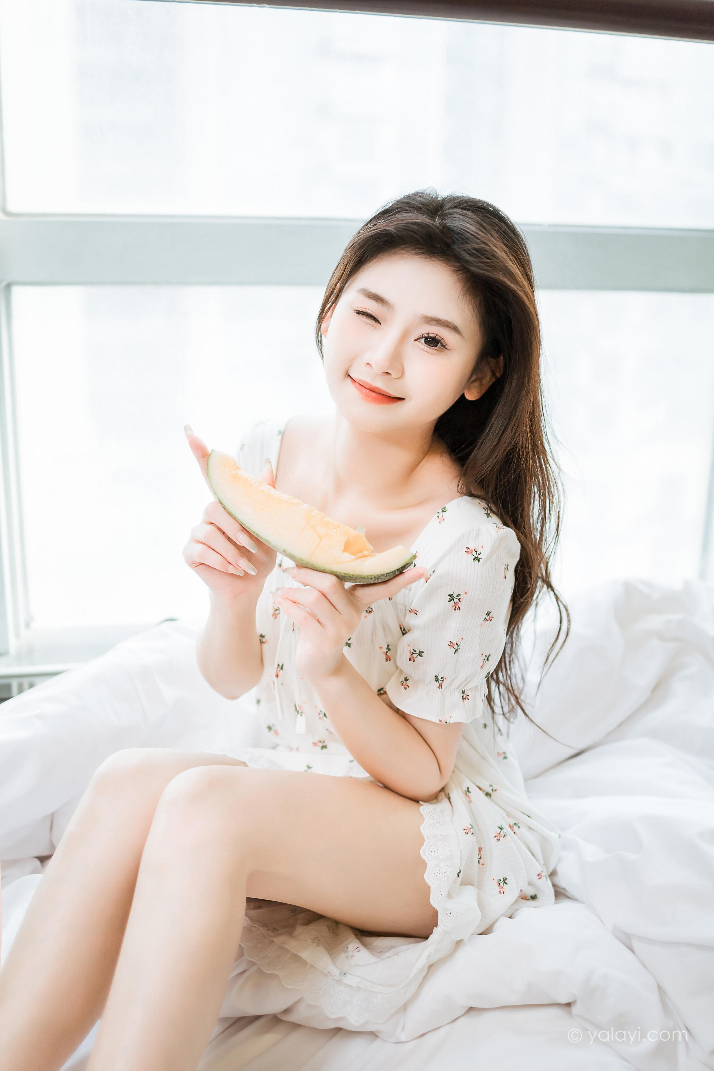 [YALAYI雅拉伊]2023.05.05 请你吃瓜 若婷 白色连衣裙加白色围裙性感私房写真集第9张