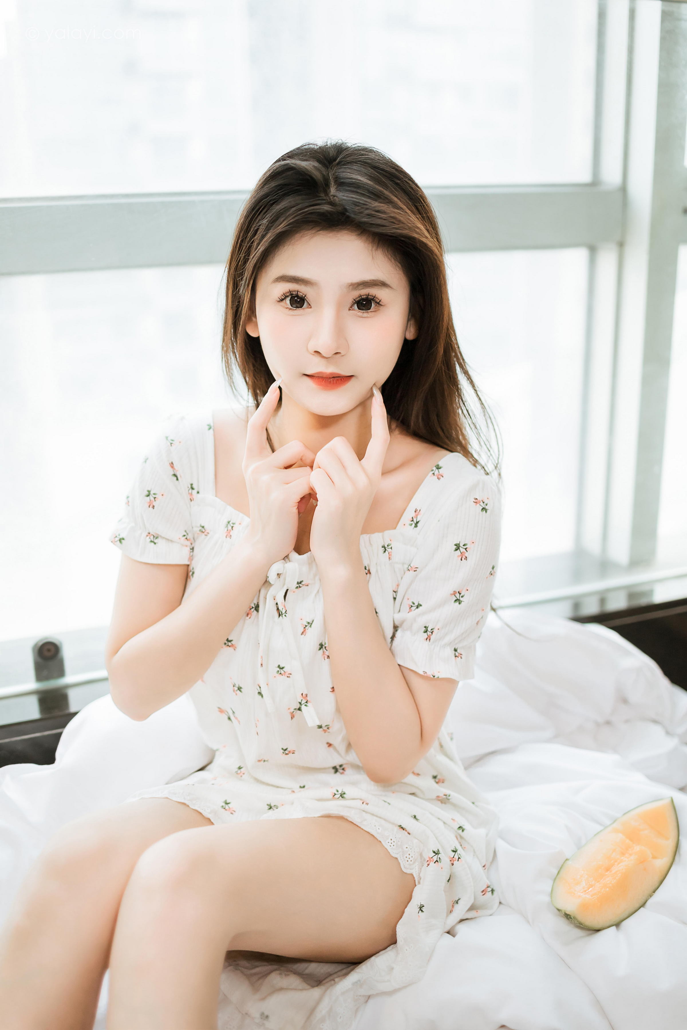 [YALAYI雅拉伊]2023.05.05 请你吃瓜 若婷 白色连衣裙加白色围裙性感私房写真集第11张