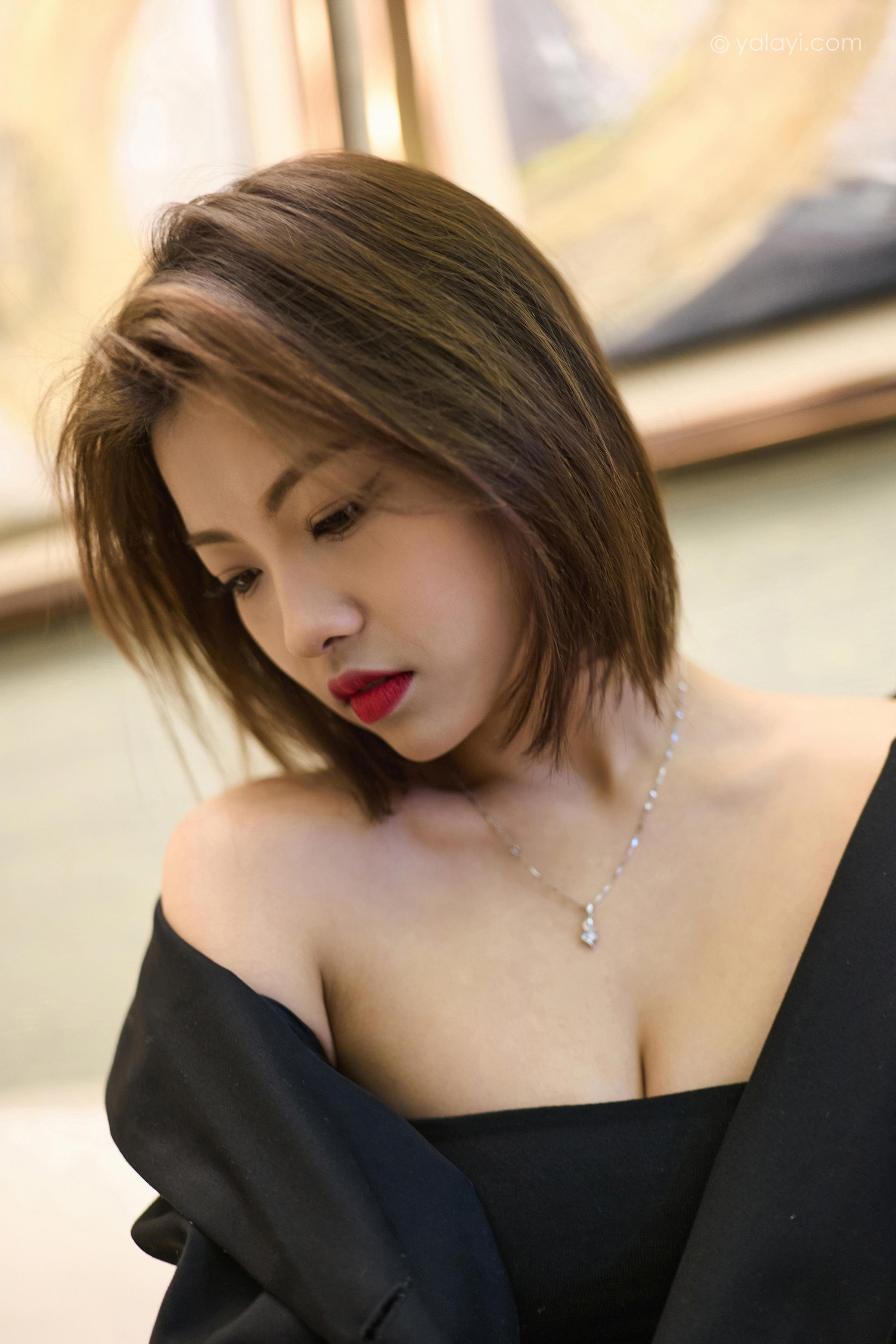 [YALAYI雅拉伊]2023.05.06 OL女郎 悦儿 黑色裹胸上衣加黑色短裙性感私房写真集第4张