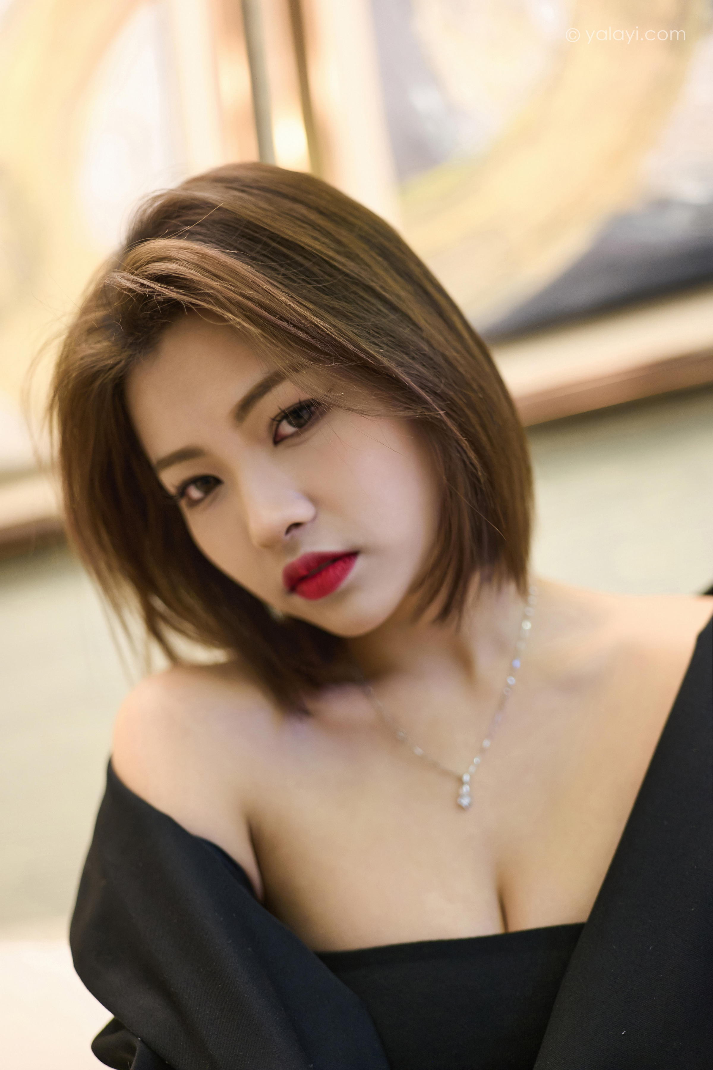 [YALAYI雅拉伊]2023.05.06 OL女郎 悦儿 黑色裹胸上衣加黑色短裙性感私房写真集第4张