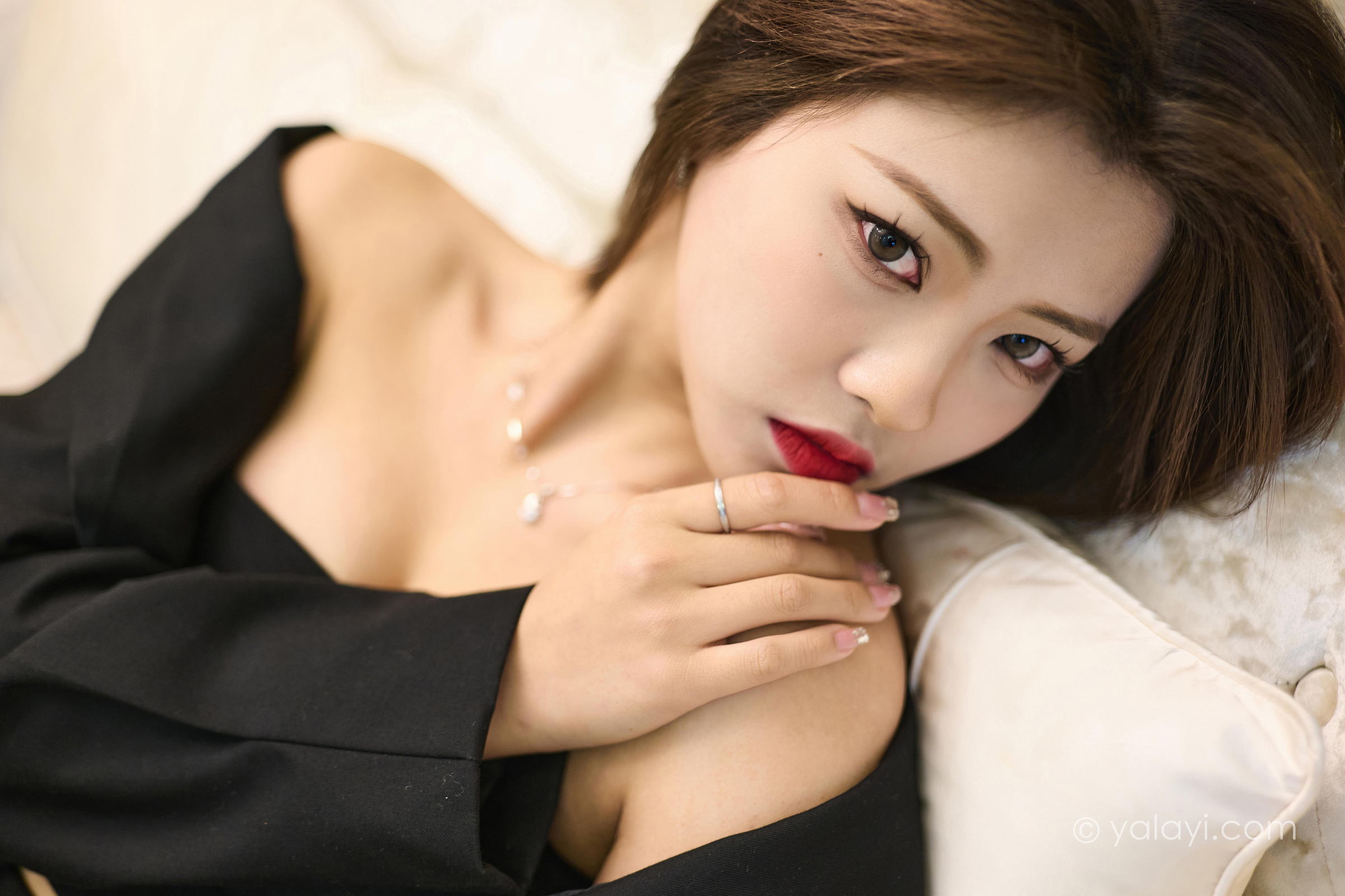 [YALAYI雅拉伊]2023.05.06 OL女郎 悦儿 黑色裹胸上衣加黑色短裙性感私房写真集第6张