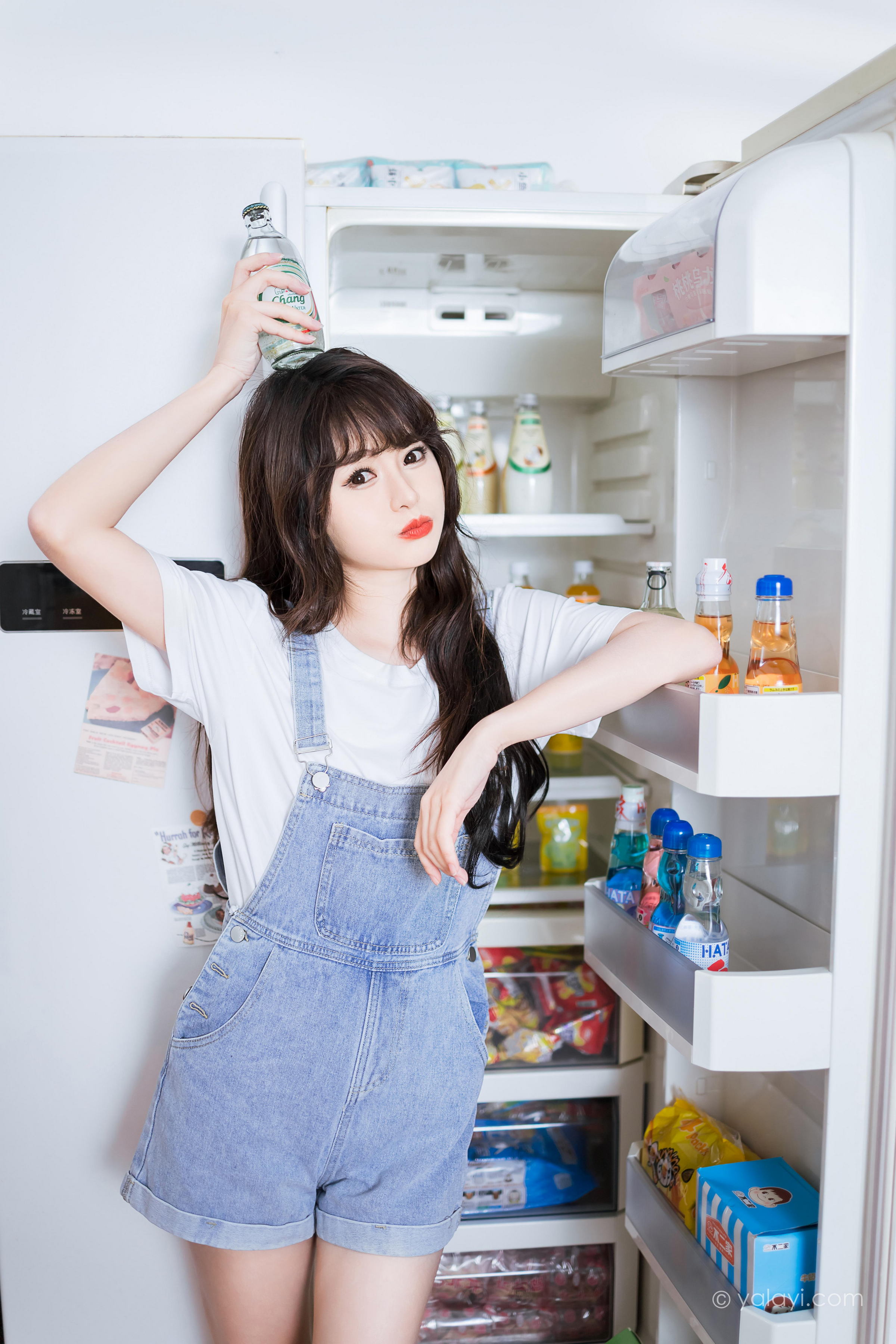 [YALAYI雅拉伊]2023.05.12 穿吊带牛仔裤的少女 小亭 白色短袖加牛仔短裤性感私房写真集第7张