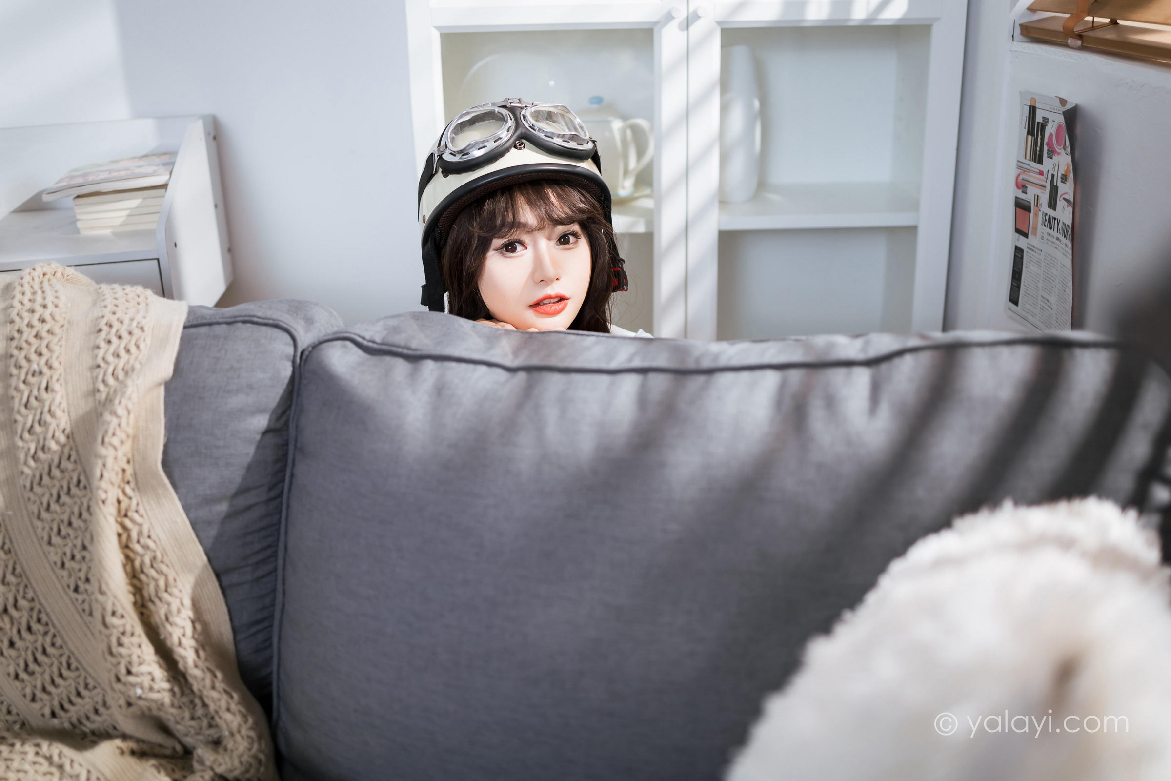 [YALAYI雅拉伊]2023.05.12 穿吊带牛仔裤的少女 小亭 白色短袖加牛仔短裤性感私房写真集第10张