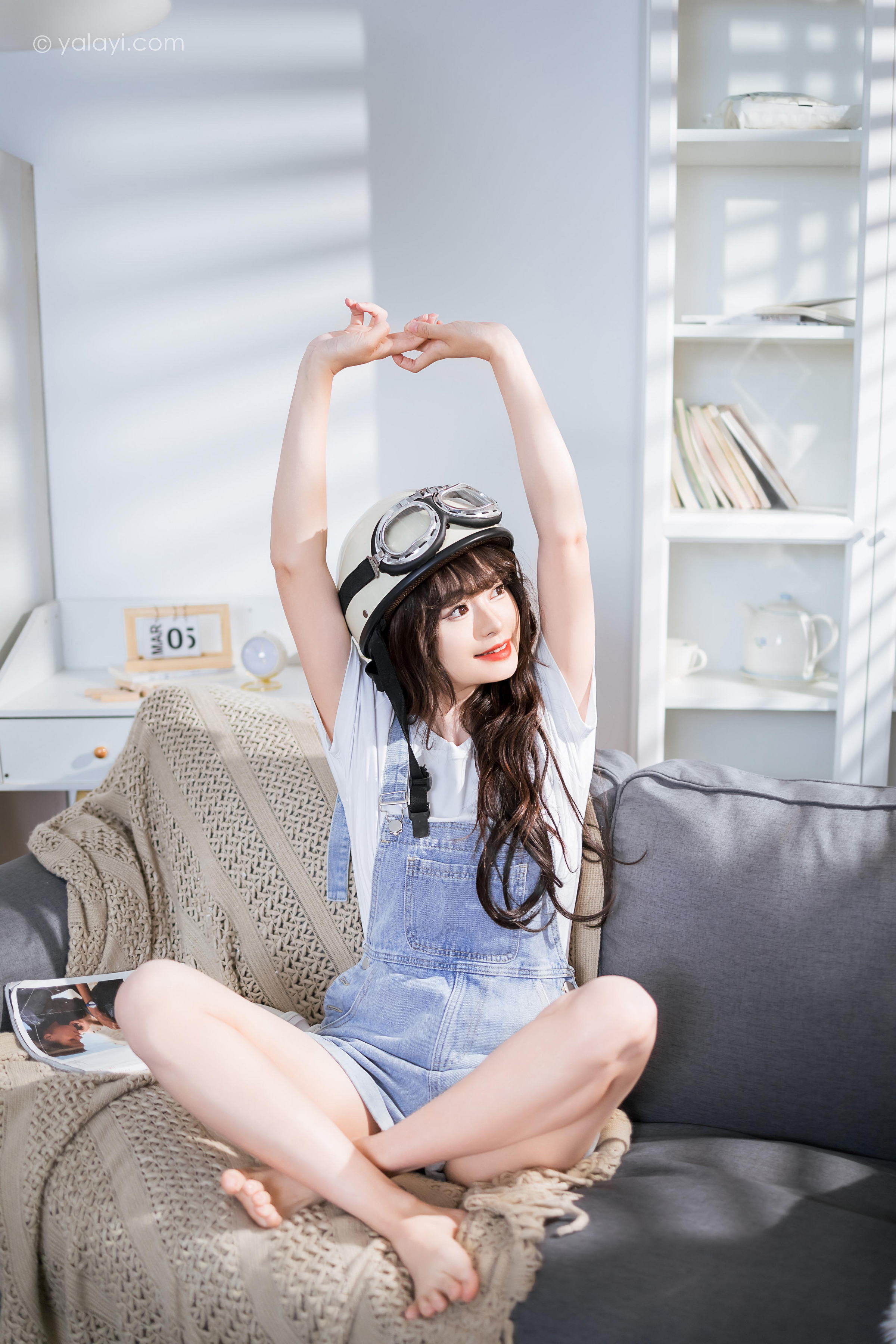 [YALAYI雅拉伊]2023.05.12 穿吊带牛仔裤的少女 小亭 白色短袖加牛仔短裤性感私房写真集第8张