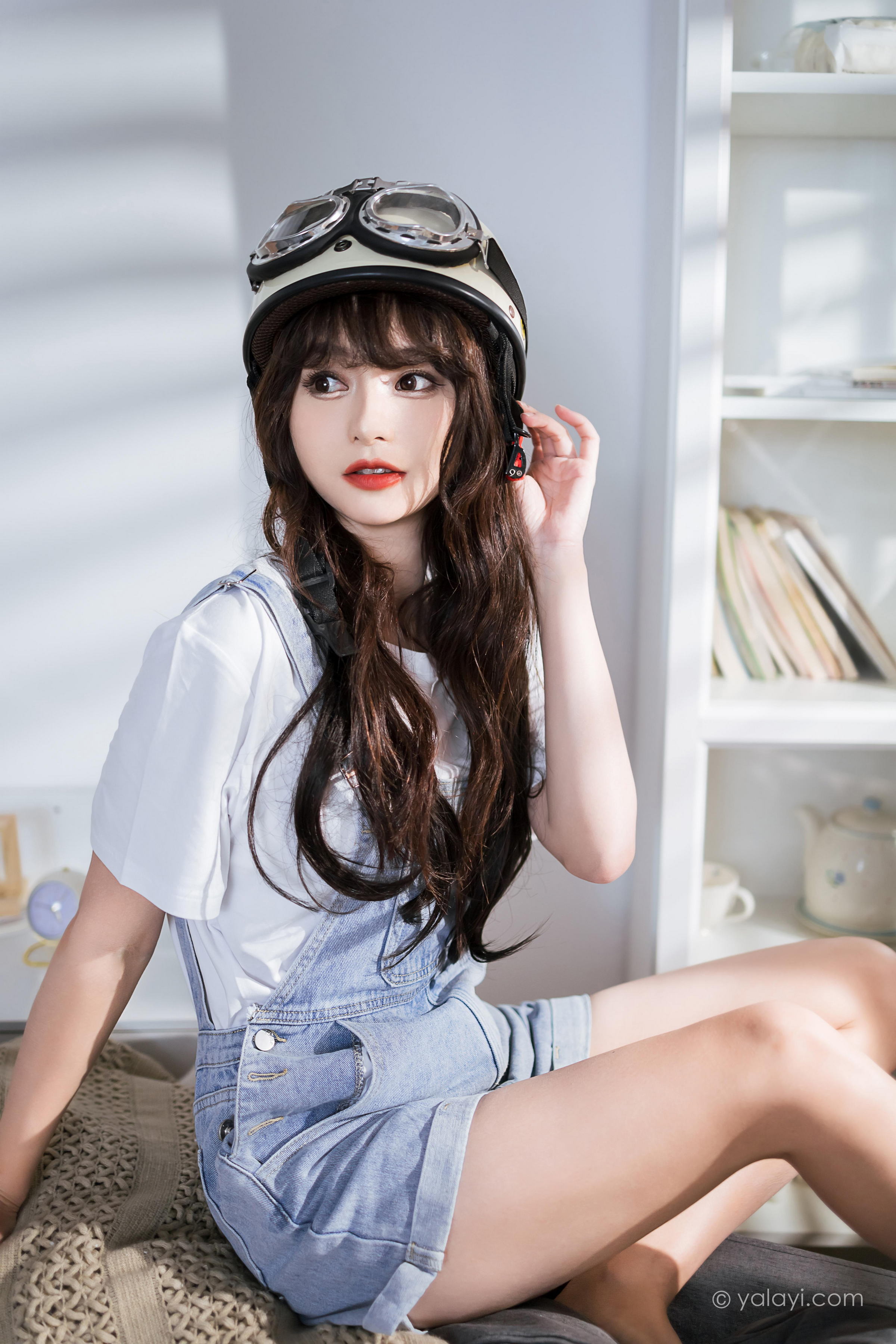 [YALAYI雅拉伊]2023.05.12 穿吊带牛仔裤的少女 小亭 白色短袖加牛仔短裤性感私房写真集第12张