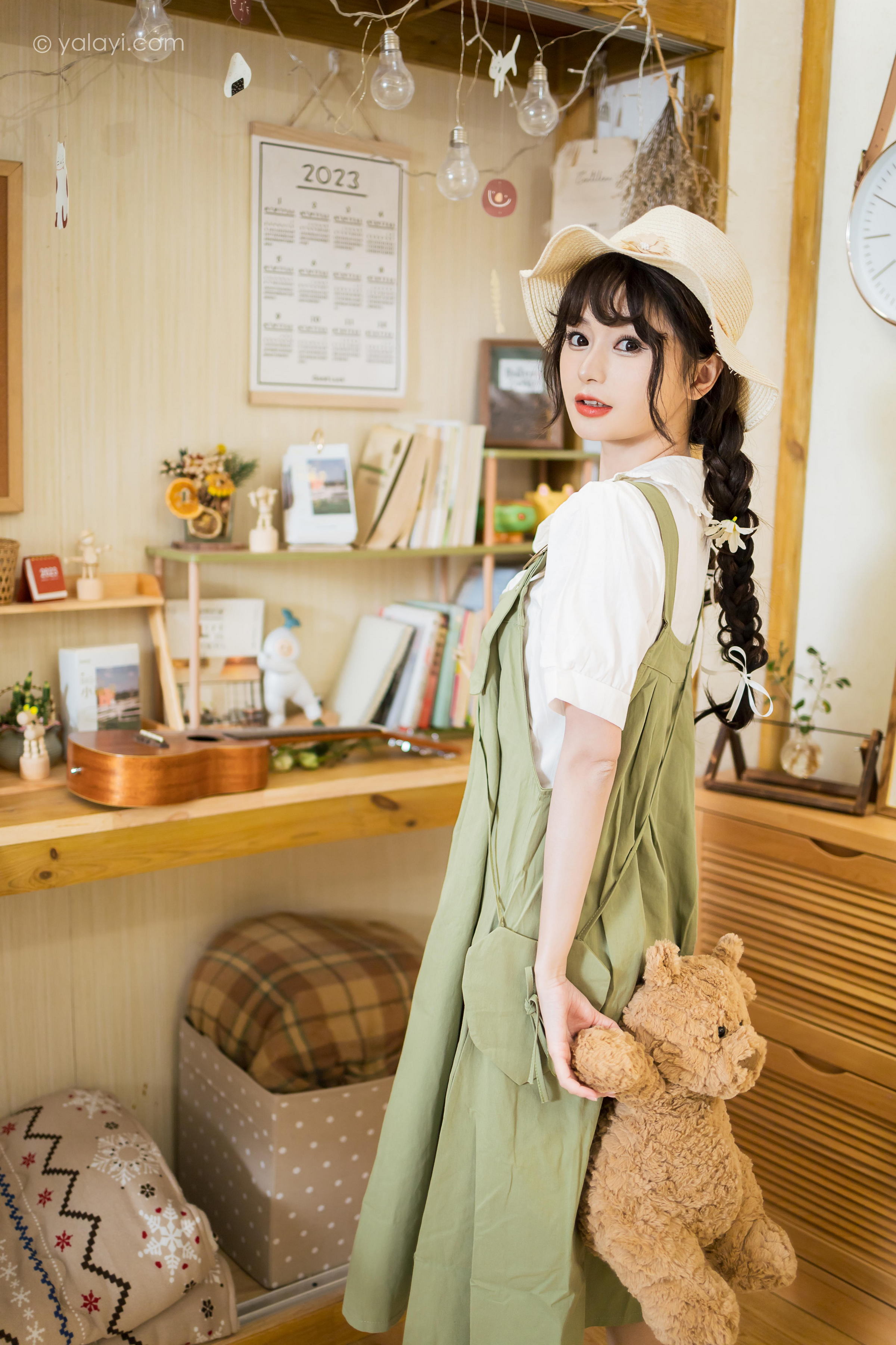 [YALAYI雅拉伊]2023.05.15 世间的温柔 小亭 白色小衬衫加背带加衣裙复古清纯写真集第9张