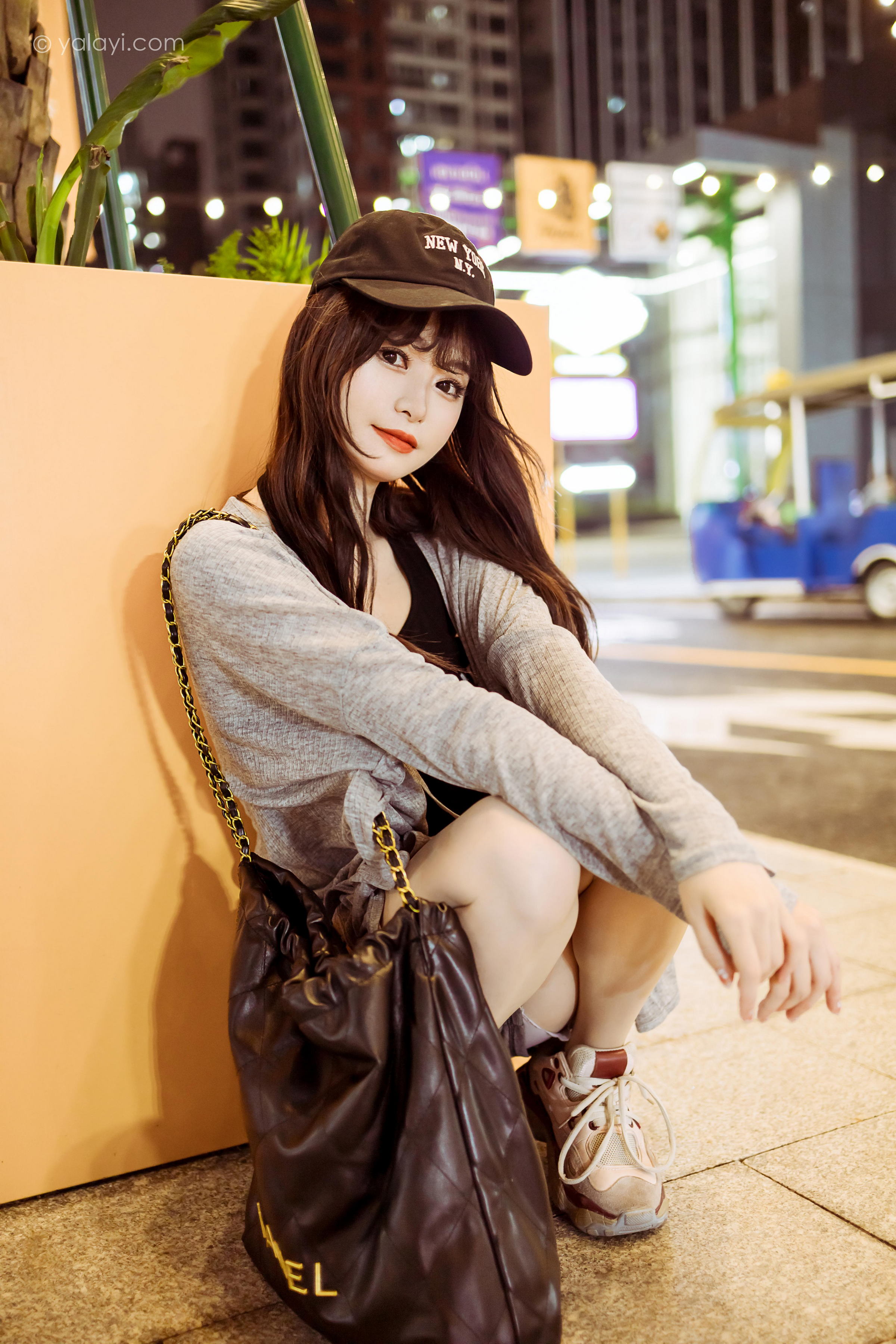 [YALAYI雅拉伊]2023.05.29 与你逛逛街 小亭 黑色背心加橙色短裤清纯写真集第5张