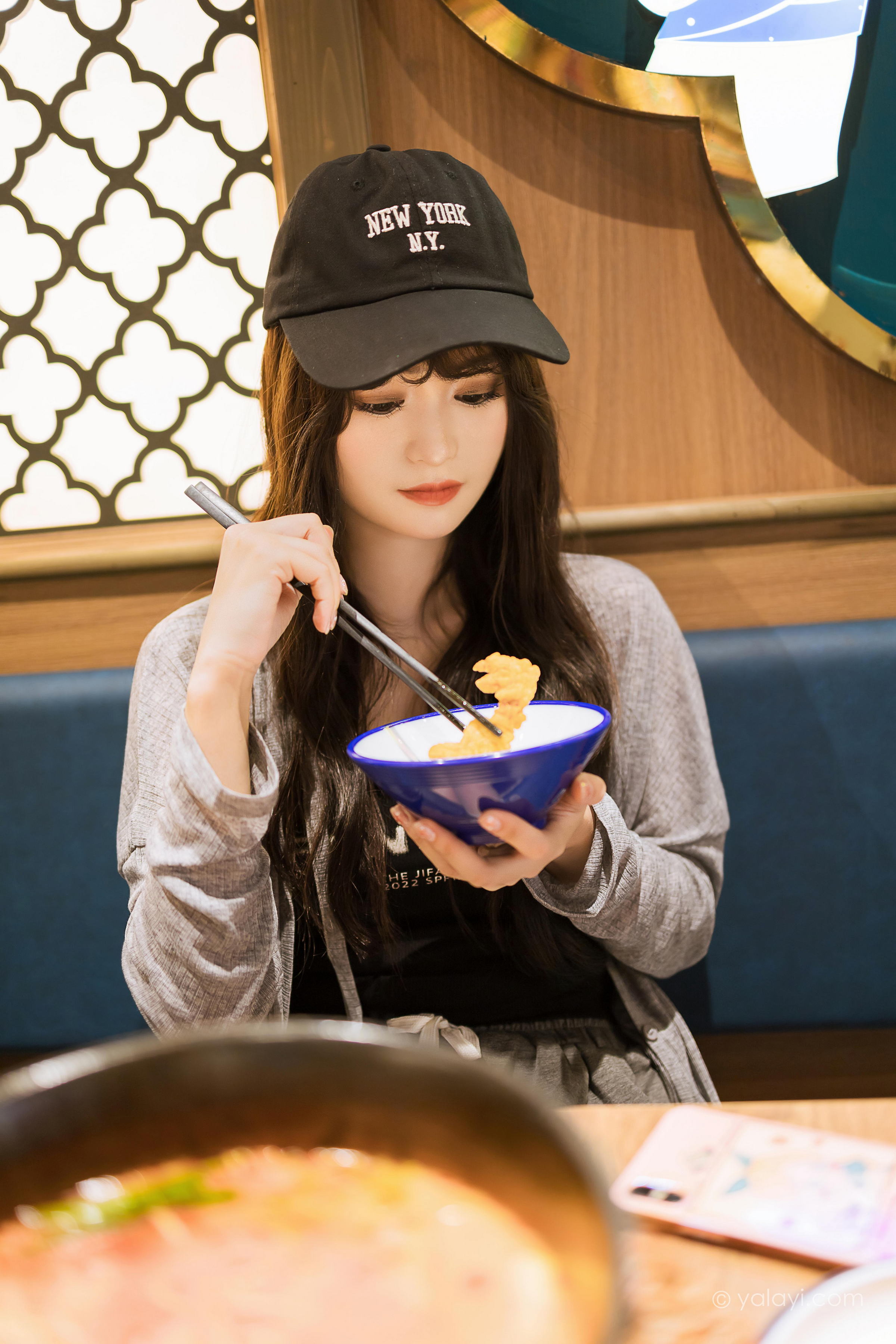 [YALAYI雅拉伊]2023.05.29 与你逛逛街 小亭 黑色背心加橙色短裤清纯写真集第13张