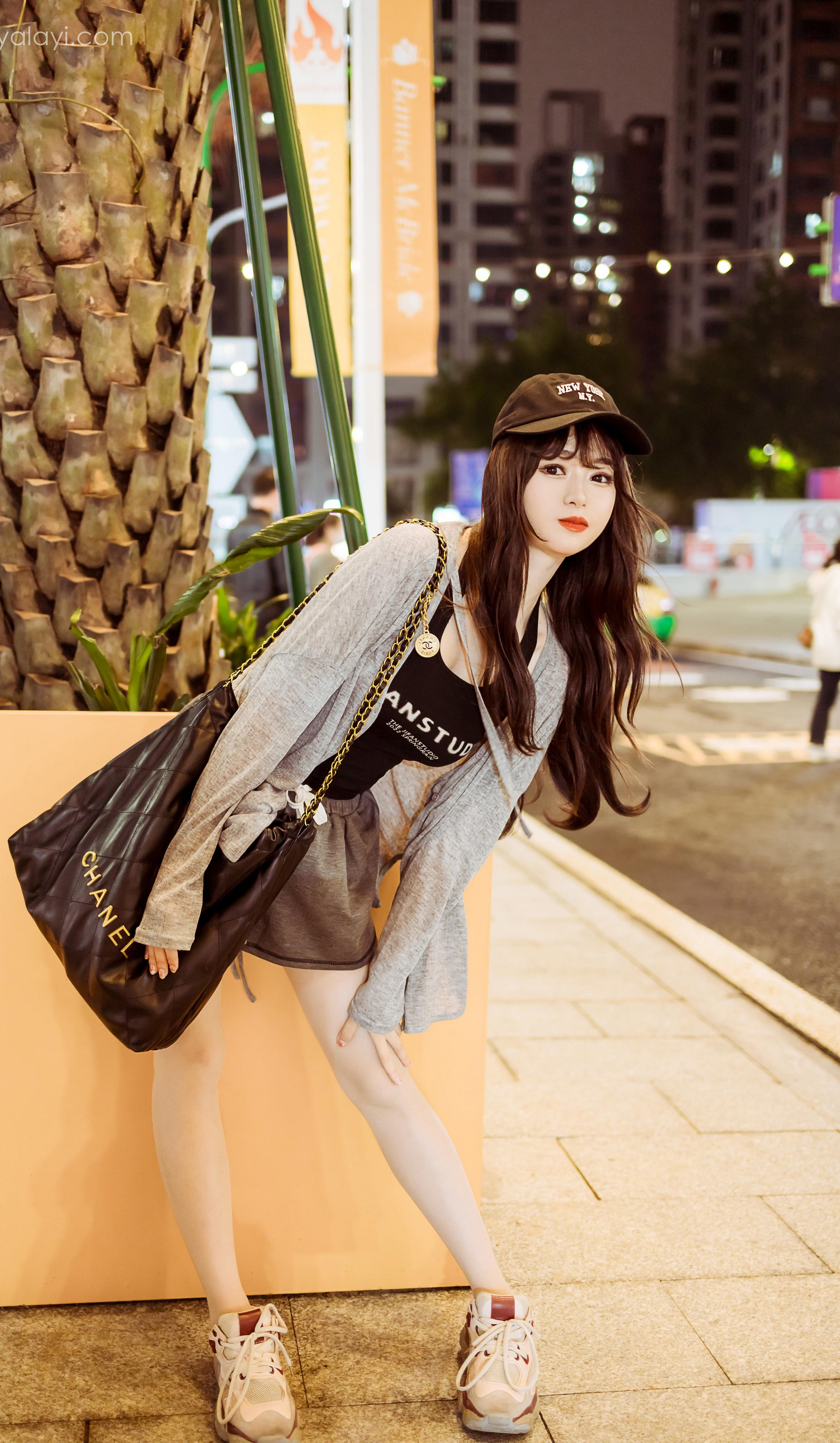 [YALAYI雅拉伊]2023.05.29 与你逛逛街 小亭 黑色背心加橙色短裤清纯写真集第15张