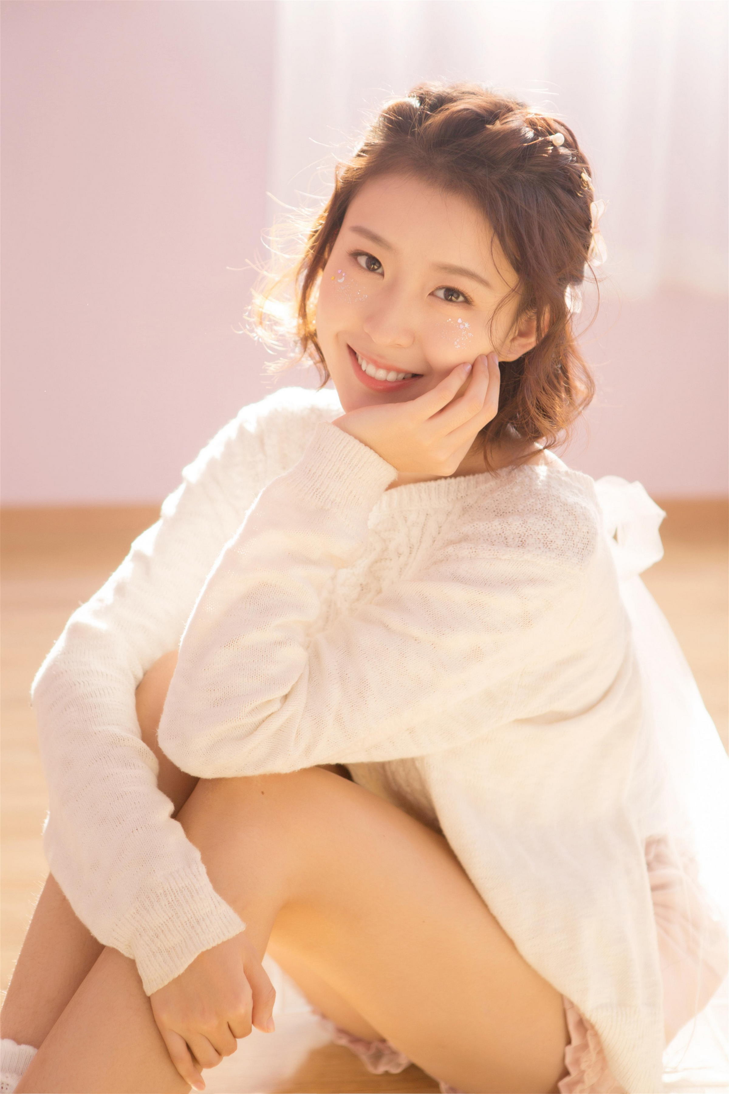 [YALAYI雅拉伊]2023.06.01 清丽佳人 白色镂空毛衣加粉色短裤与红色吊带连衣裙性感私房写真集第4张