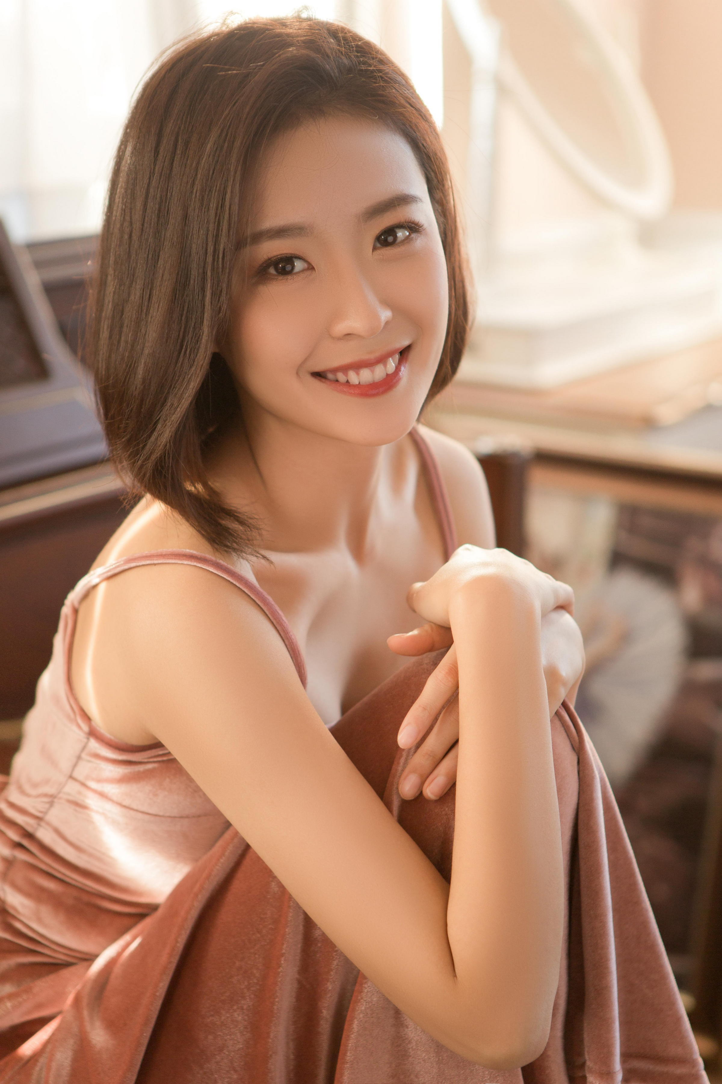 [YALAYI雅拉伊]2023.06.01 清丽佳人 白色镂空毛衣加粉色短裤与红色吊带连衣裙性感私房写真集第8张