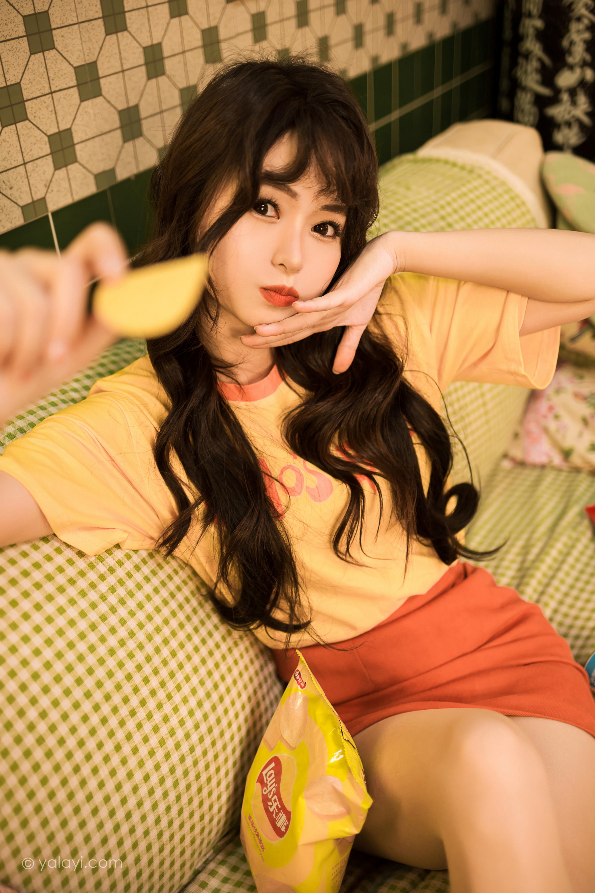 [YALAYI雅拉伊]2023.06.05 曾经的深爱 小亭 黄色短袖加红色短裙清纯私房写真集第3张