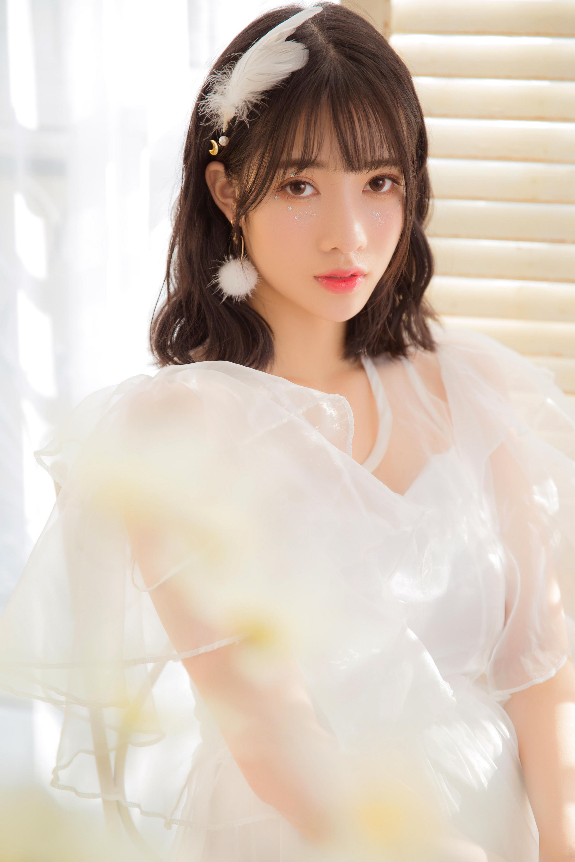 [YALAYI雅拉伊]2023.06.09 单纯美好 清纯居家少女 灰色毛衣加白色短裤与透视裸背连衣裙私房写真集第7张