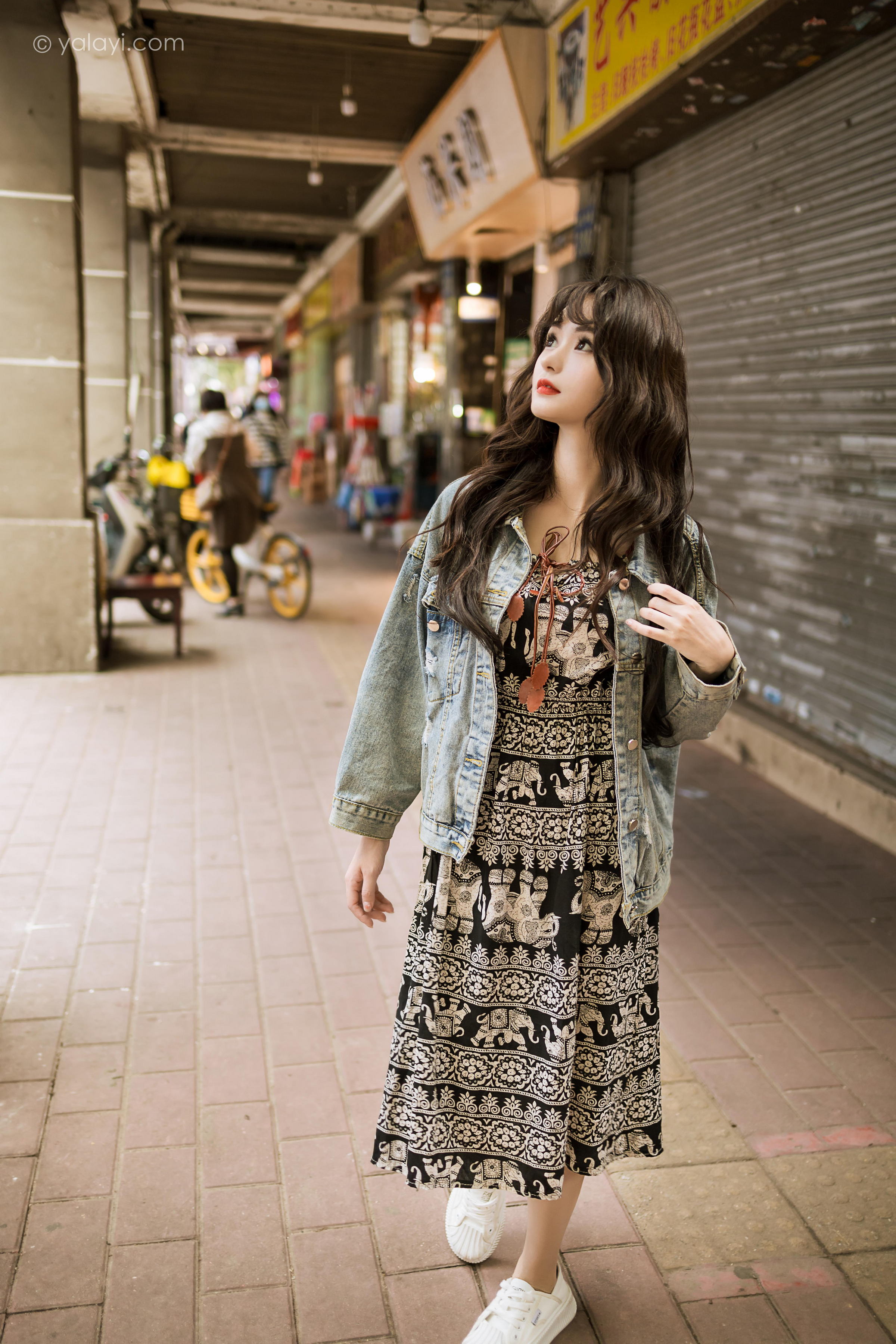 [YALAYI雅拉伊]2023.06.09 小巷听风 小亭 灰色牛仔外套加黑色蕾丝连衣裙清纯街拍写真集第13张