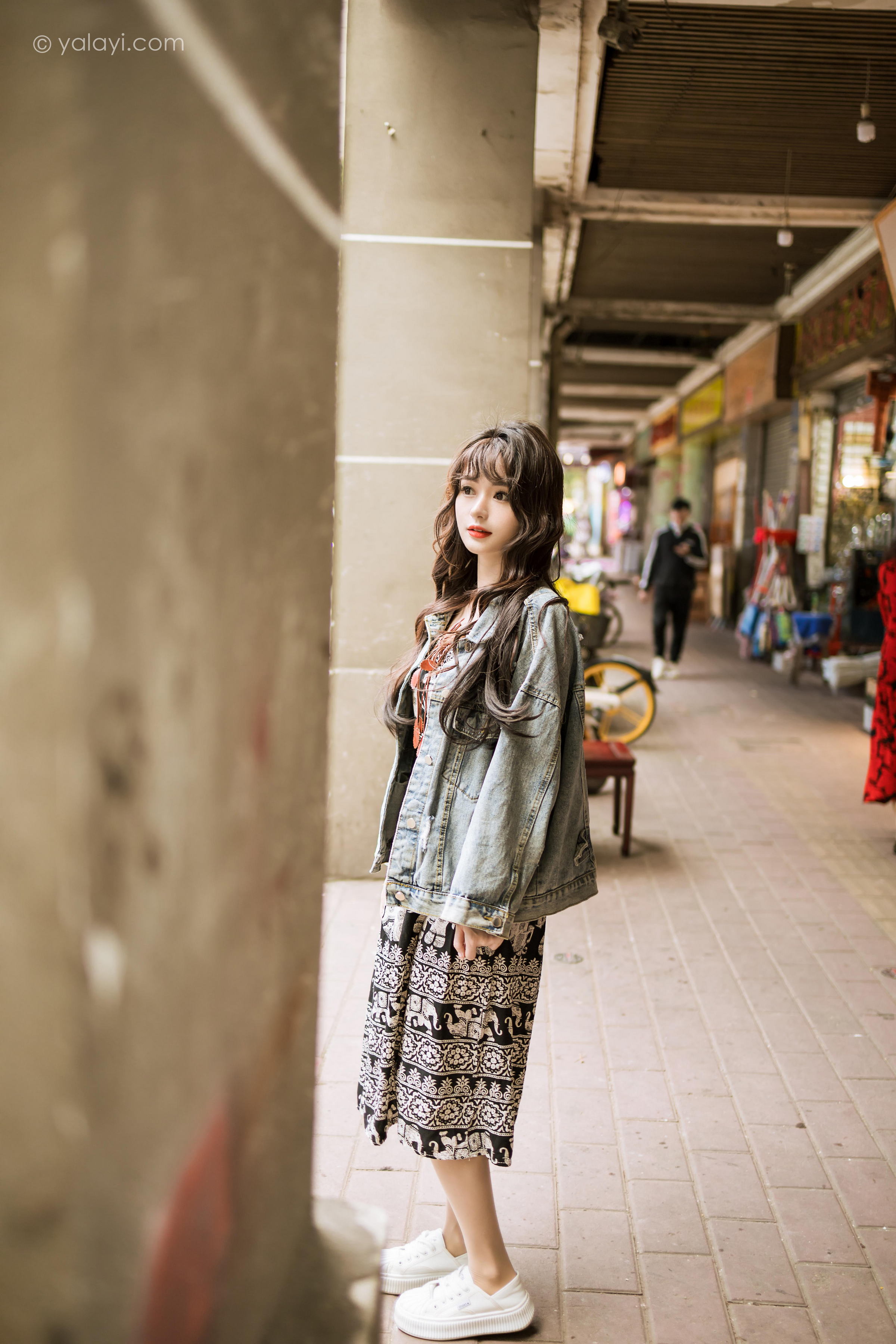 [YALAYI雅拉伊]2023.06.09 小巷听风 小亭 灰色牛仔外套加黑色蕾丝连衣裙清纯街拍写真集第13张